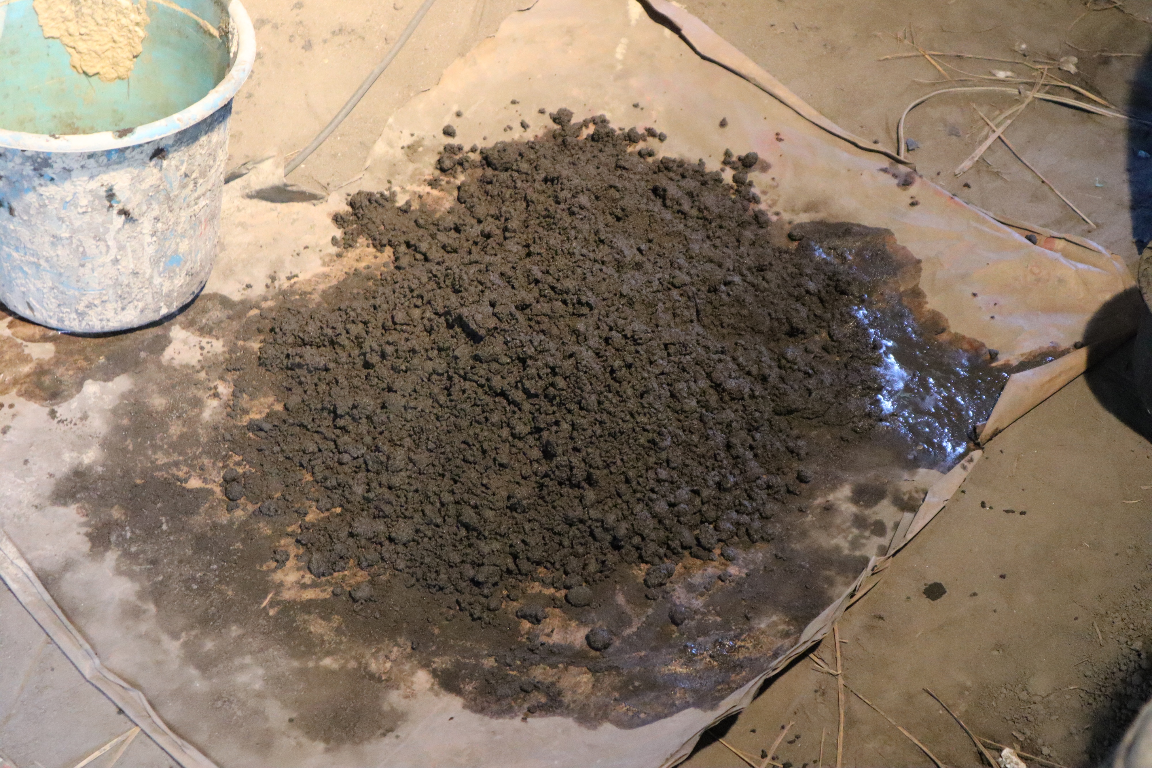 及鉄鋳造所宝鉄堂の鉄瓶の鋳型に鉄を注ぐ迄の作り方を簡単に紹介します。
