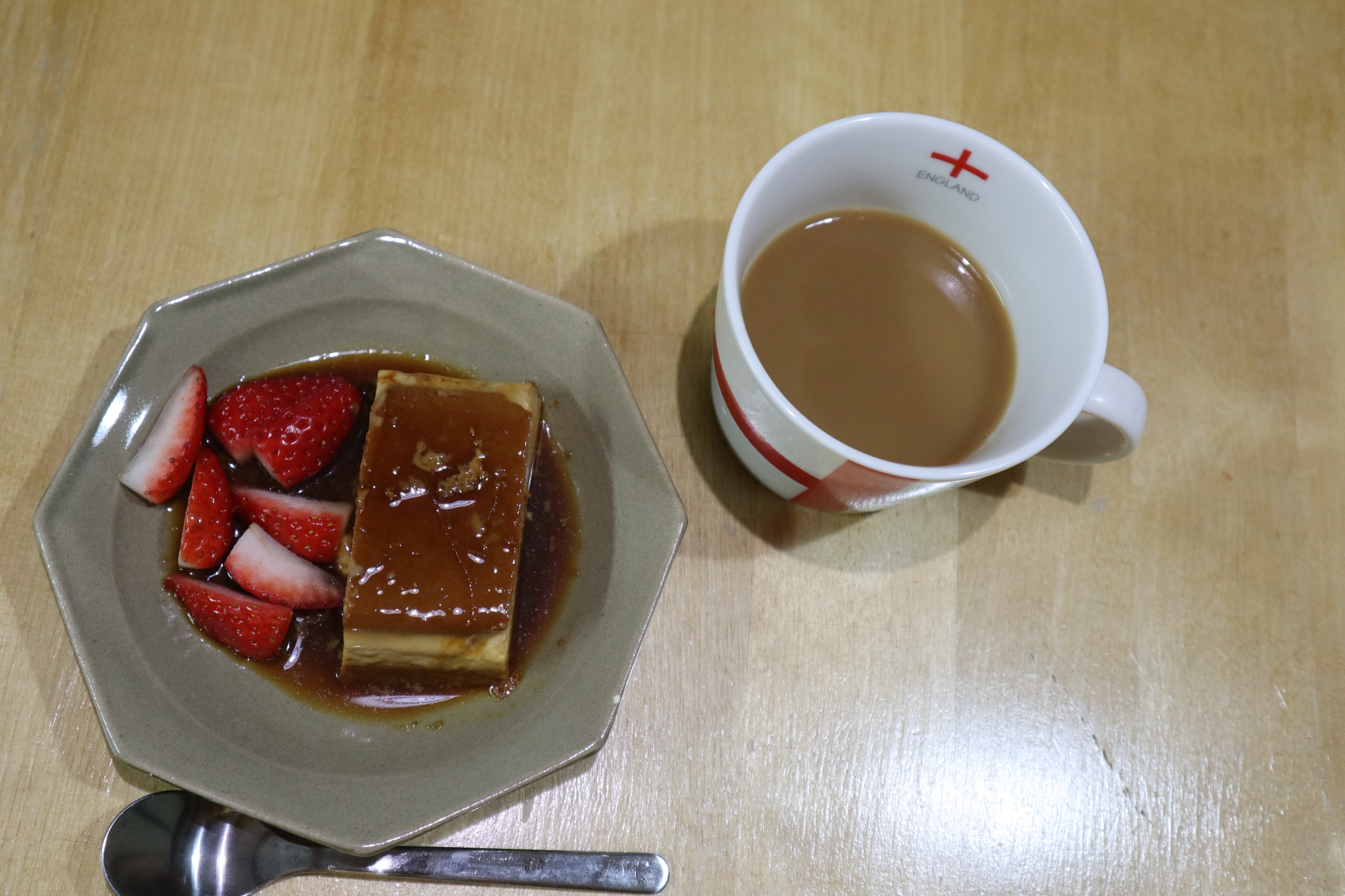 デザートには鉄瓶で沸かしたお湯で珈琲を淹れます。