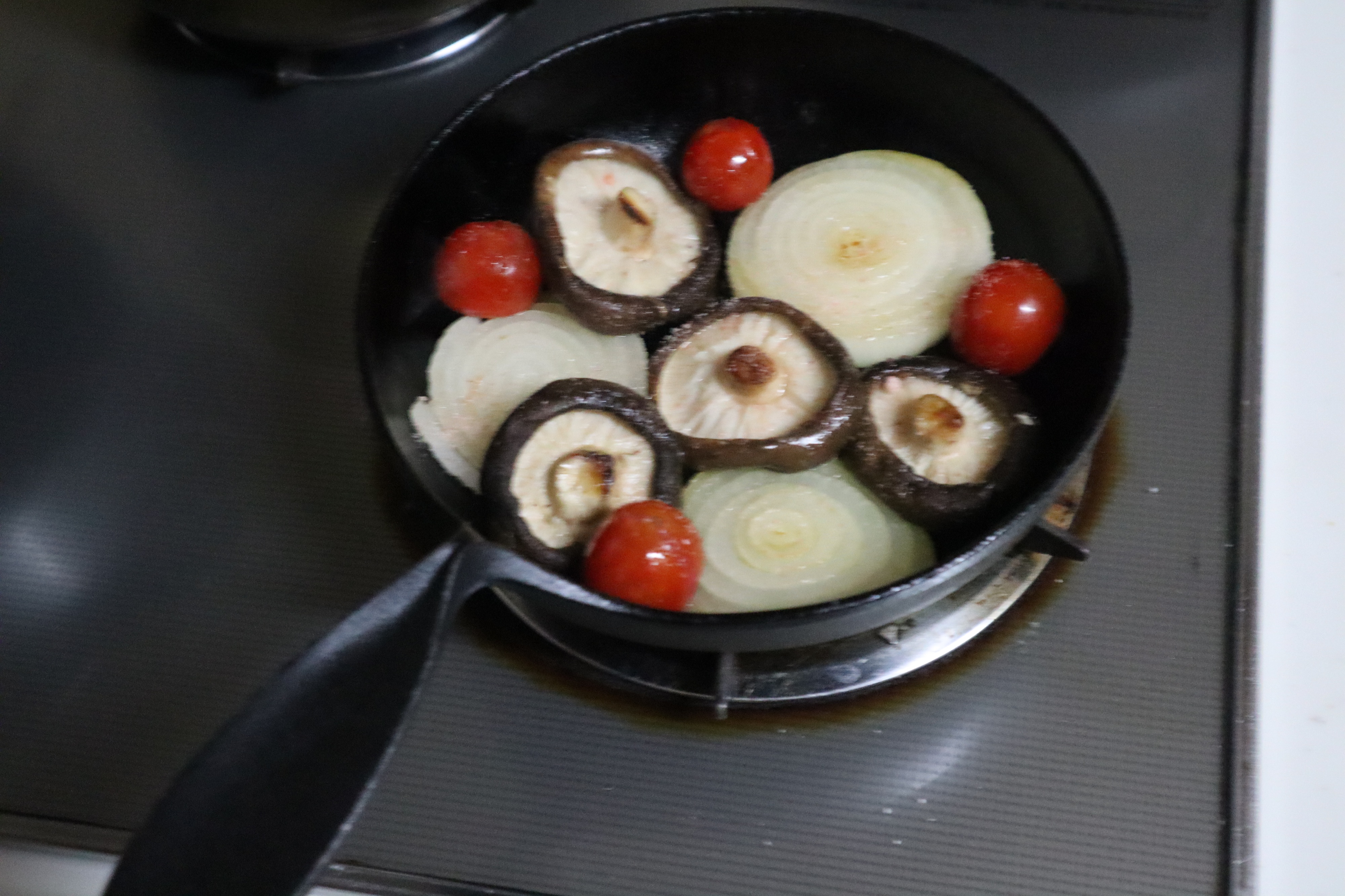 南部鉄器で地元畑の野菜を焼く地産地消