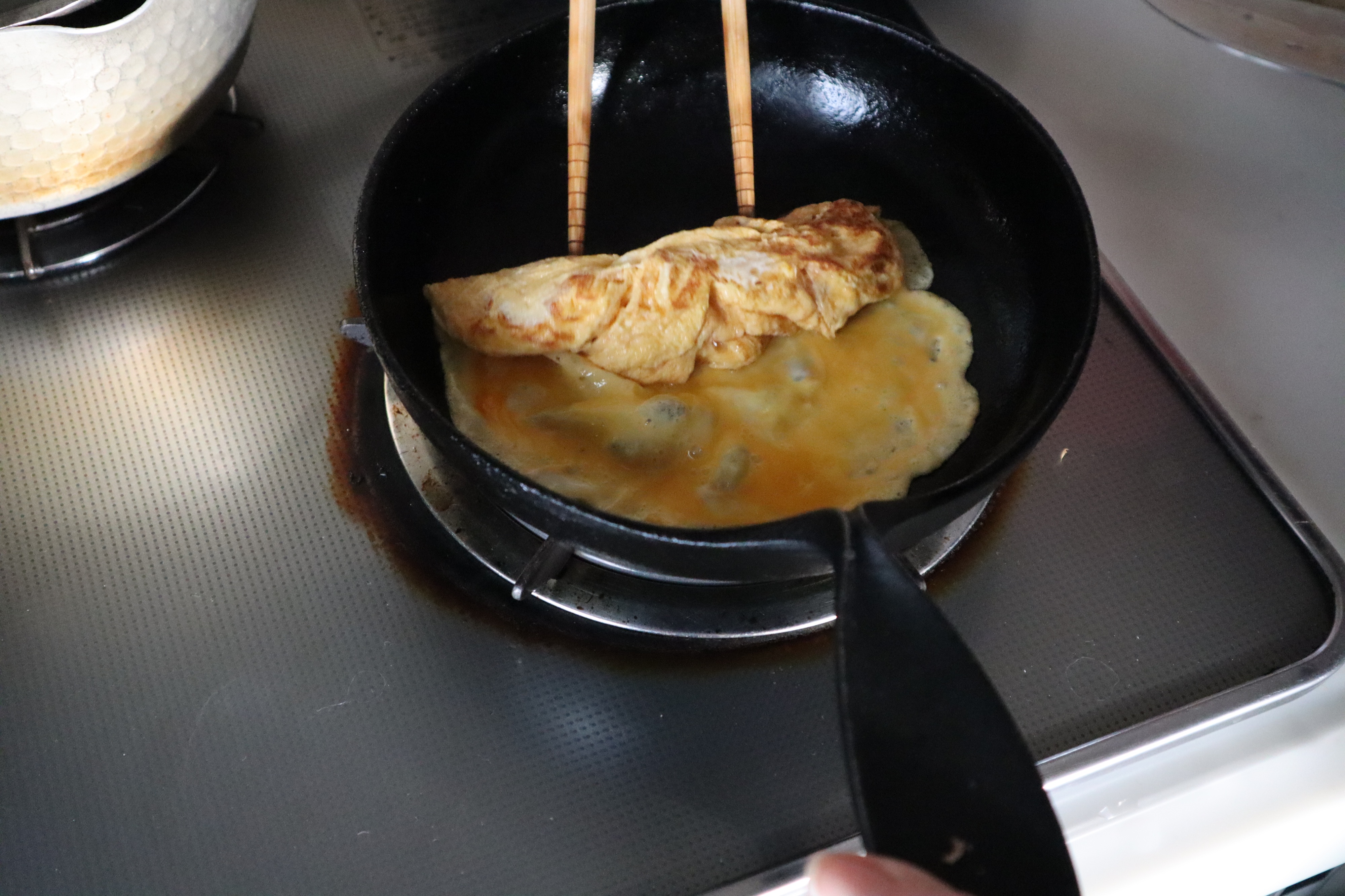我が家の朝は今日も鉄瓶でお湯を沸かして白湯を飲み南部鉄器で卵焼き