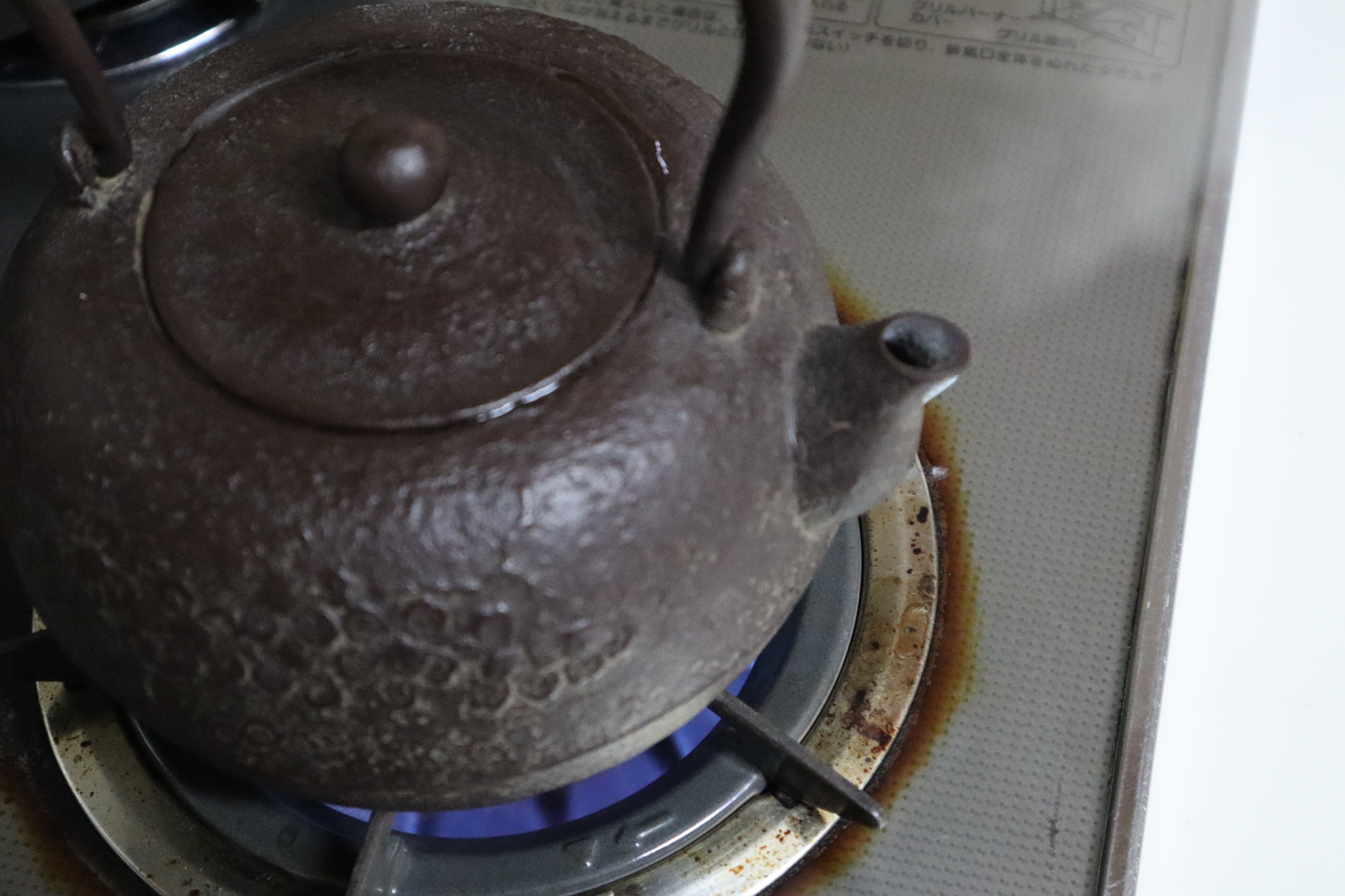 鉄瓶の選び方の一つは、手作りで軽く作られた鉄瓶はお湯を沸かすと良い音色がします。