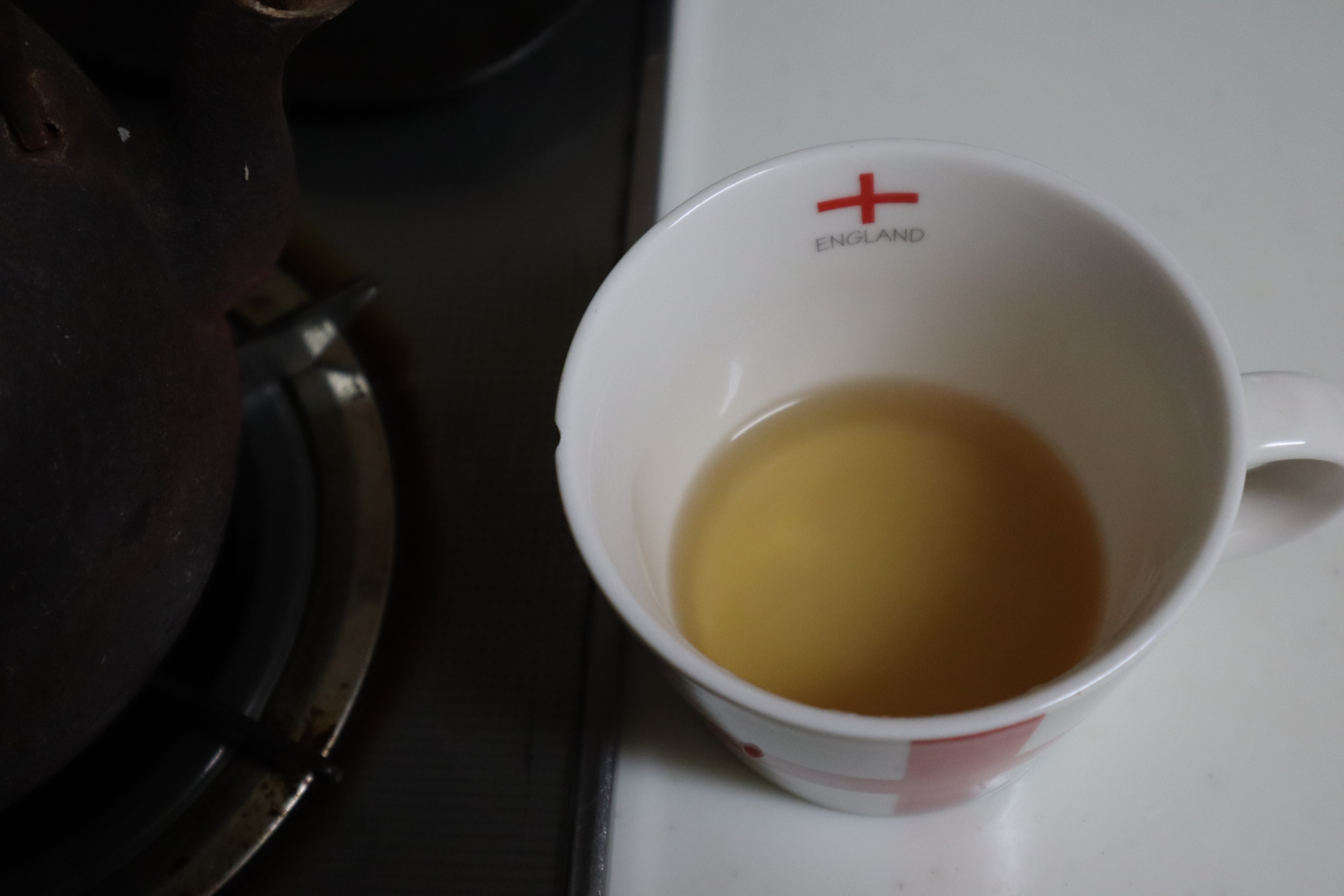 鉄瓶の中に赤錆が出来たらお茶を煮出して錆を取り除き事が出来ます。