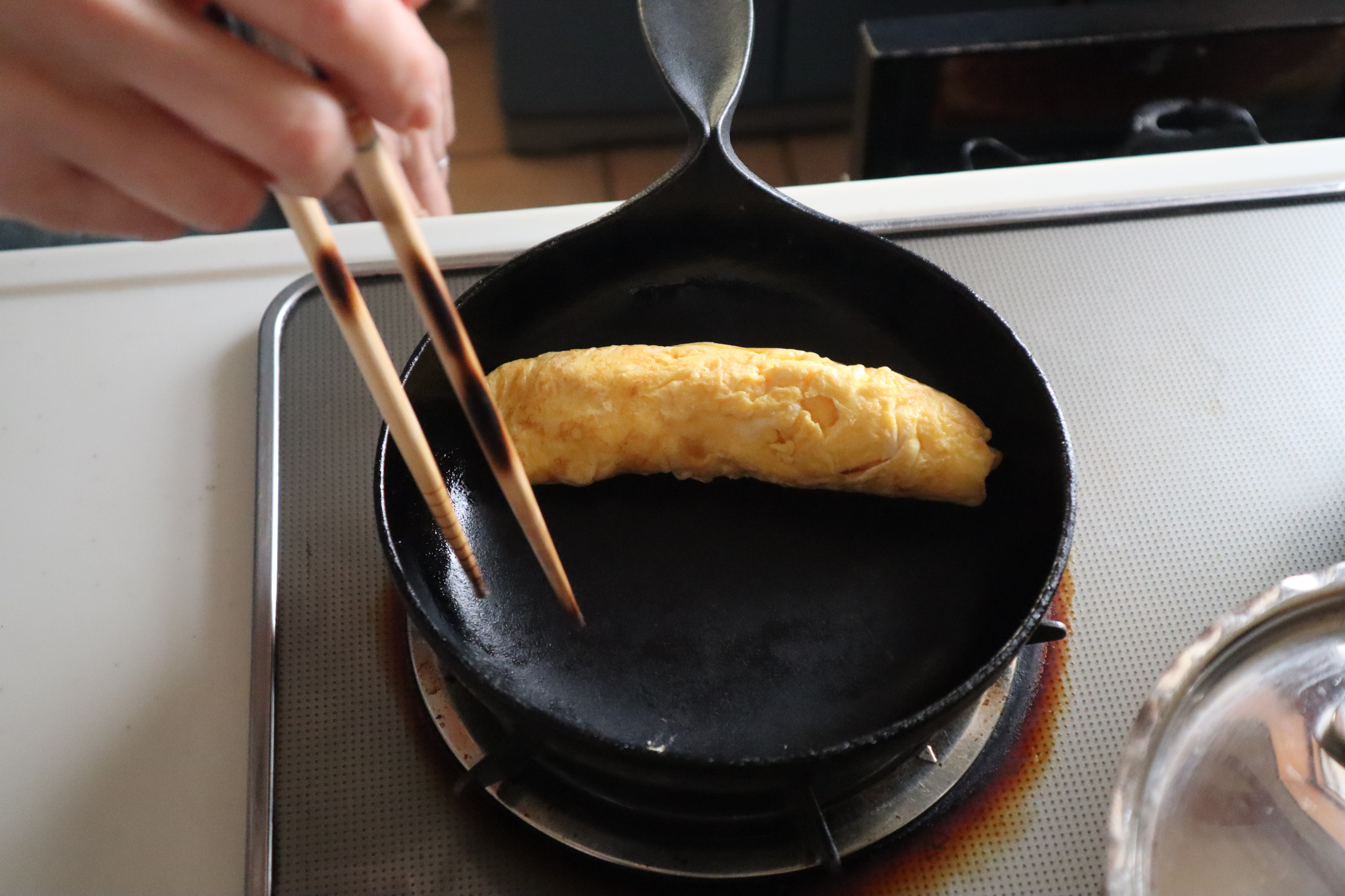我が家の今日の朝食はいつものように南部鉄器を使って料理します