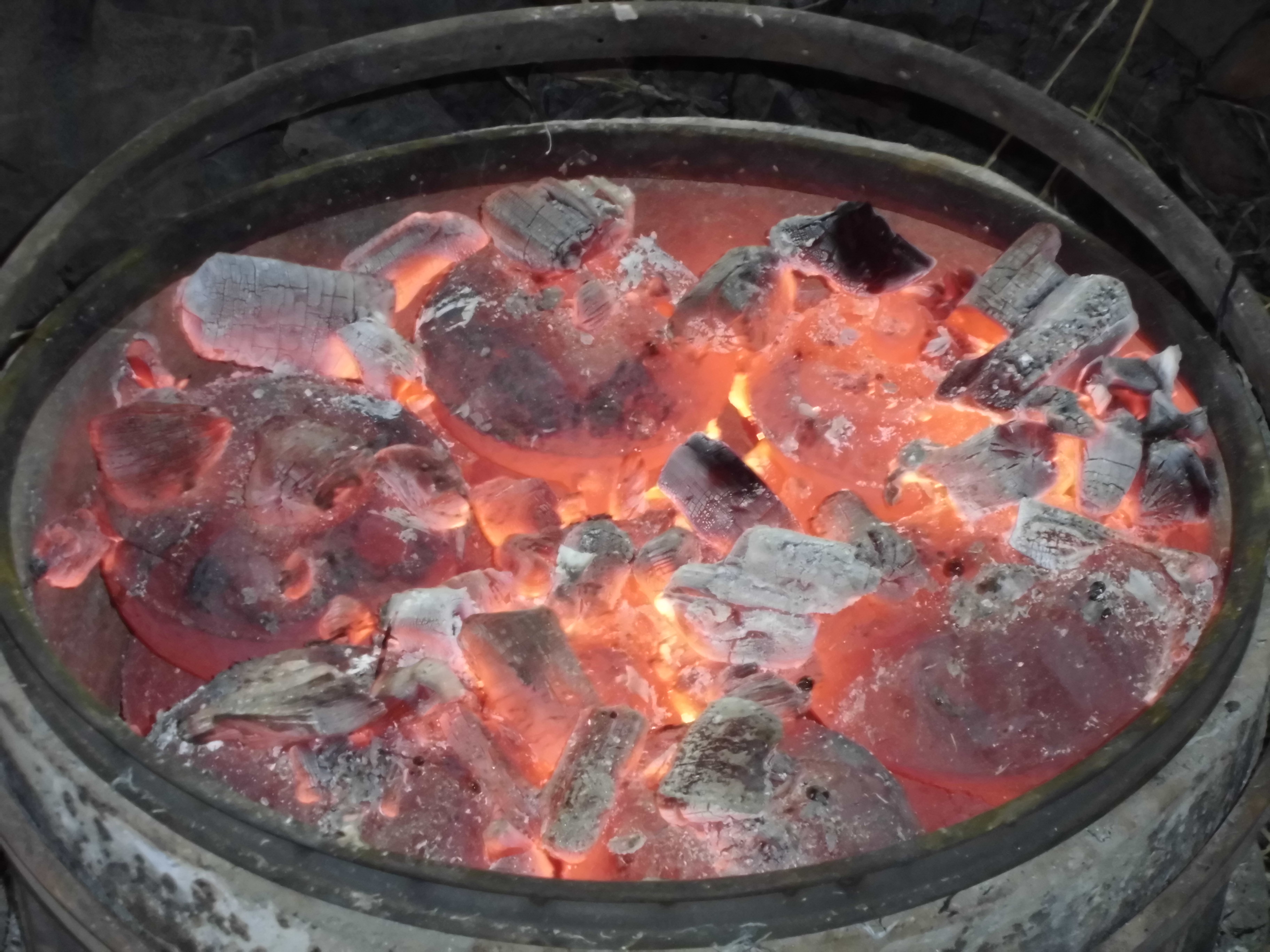 南部鉄瓶は釜焼きをして赤錆の予防をします。