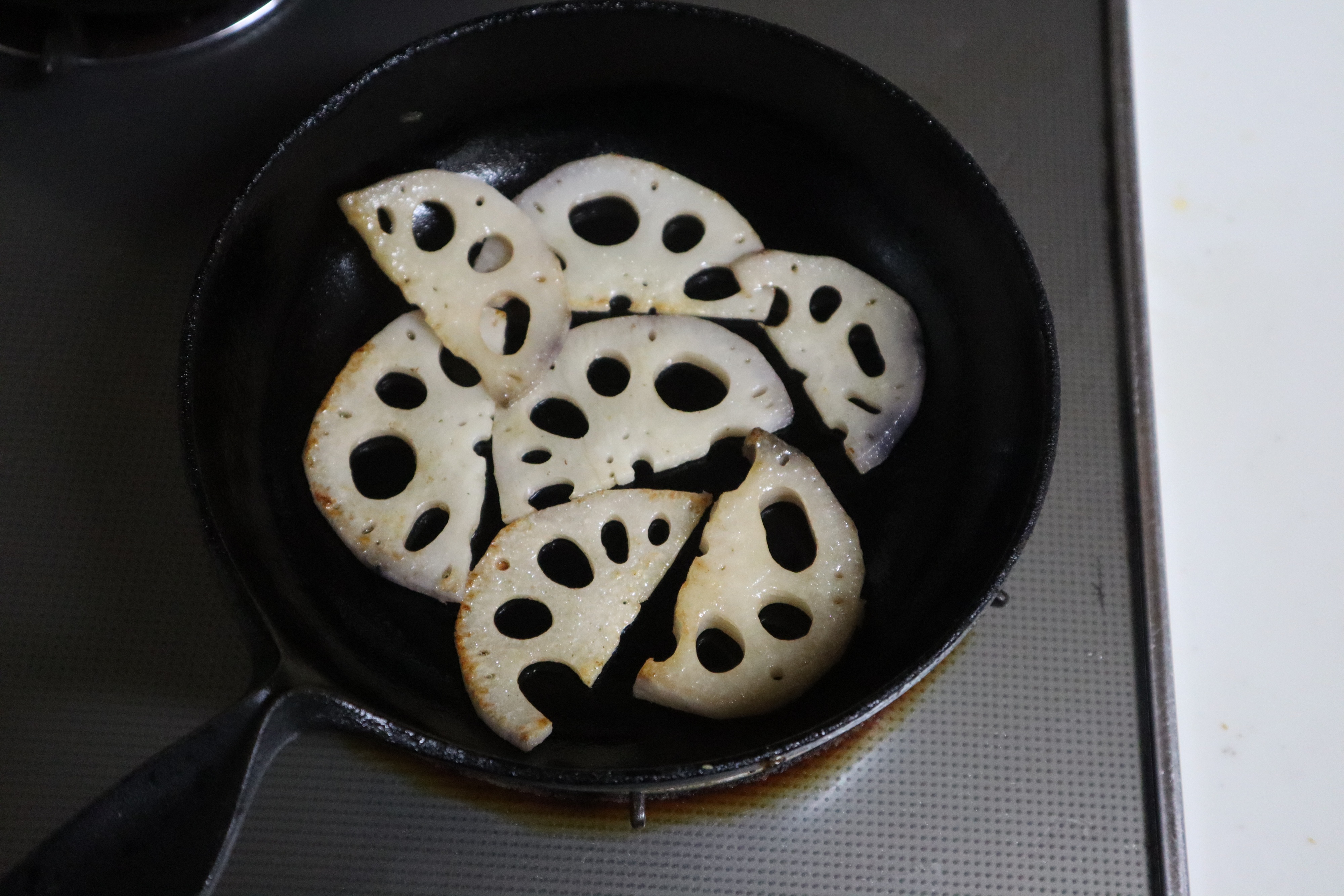 今日の我が家の食卓は今お買い得のレンコンを南部鉄器で料理しました。