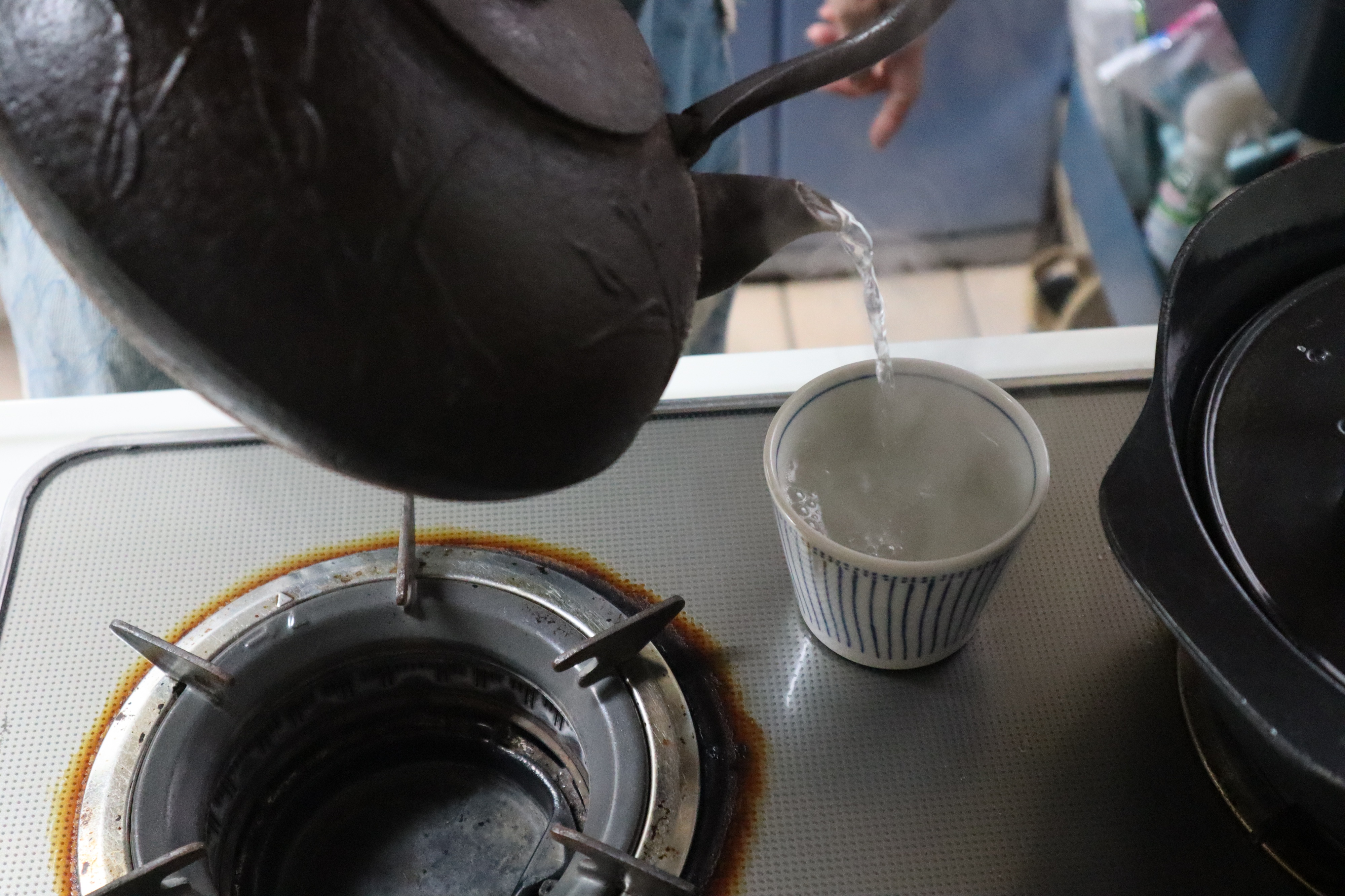 我が家の使い込まれた鉄瓶はお湯を沸かすと良い音が聞こえ白湯も美味しくなります。