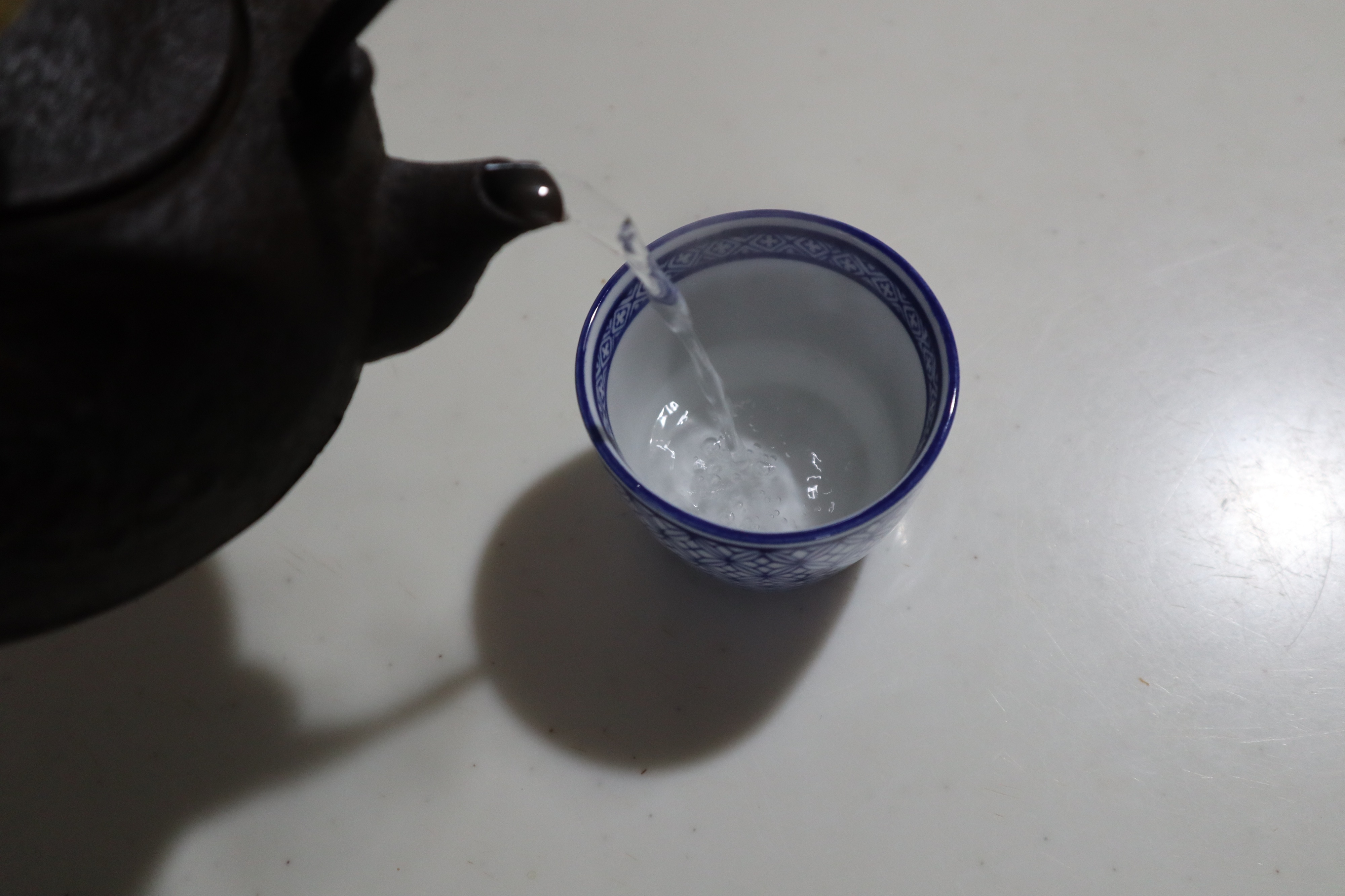 今日は日曜日の休日、鉄瓶でお湯を沸かして白湯を作りゆっくりとした休日