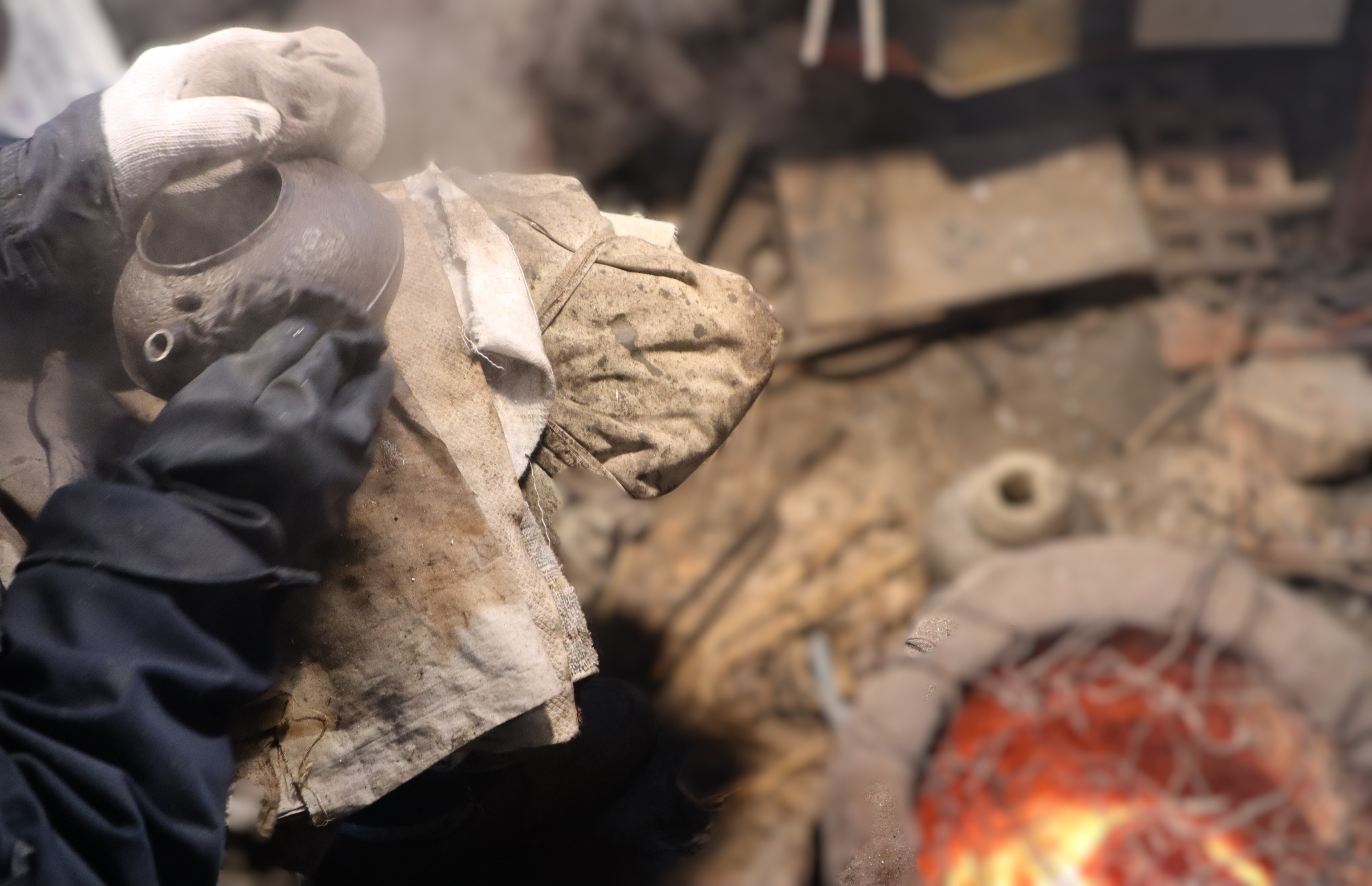 及鉄鋳造所宝鉄堂の鉄瓶制作の作業風景を紹介します