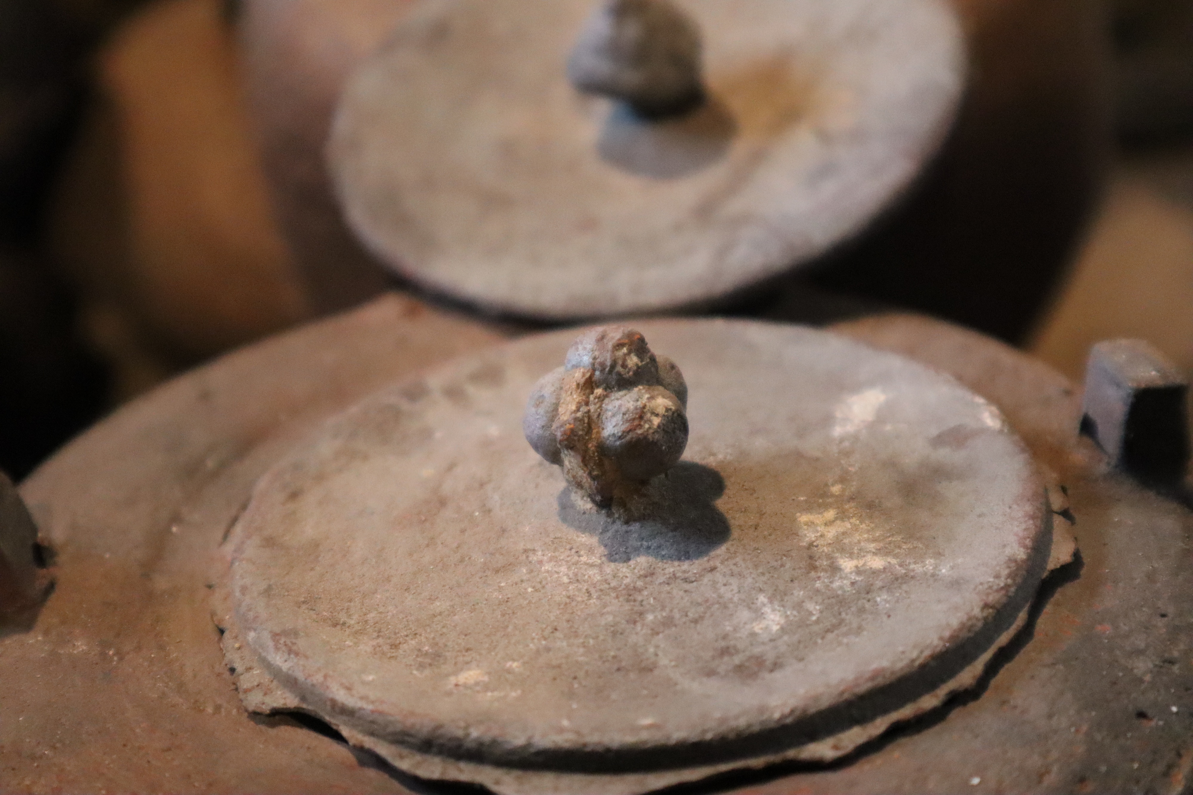 鉄瓶の蓋や摘まみも及鉄鋳造所は手間を掛けた手作りです