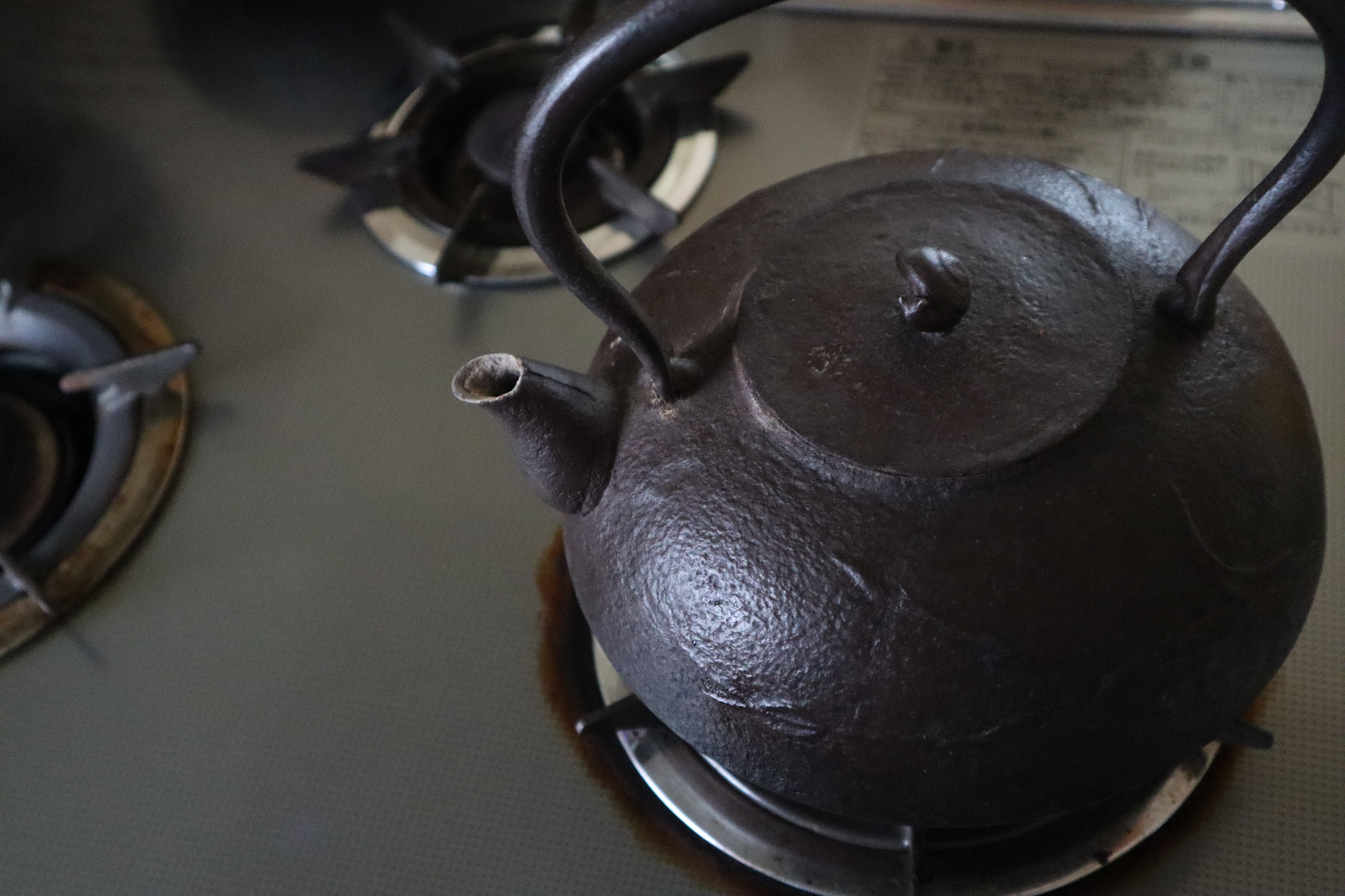 我が家は毎日鉄瓶でお湯を沸かし白湯を飲みます