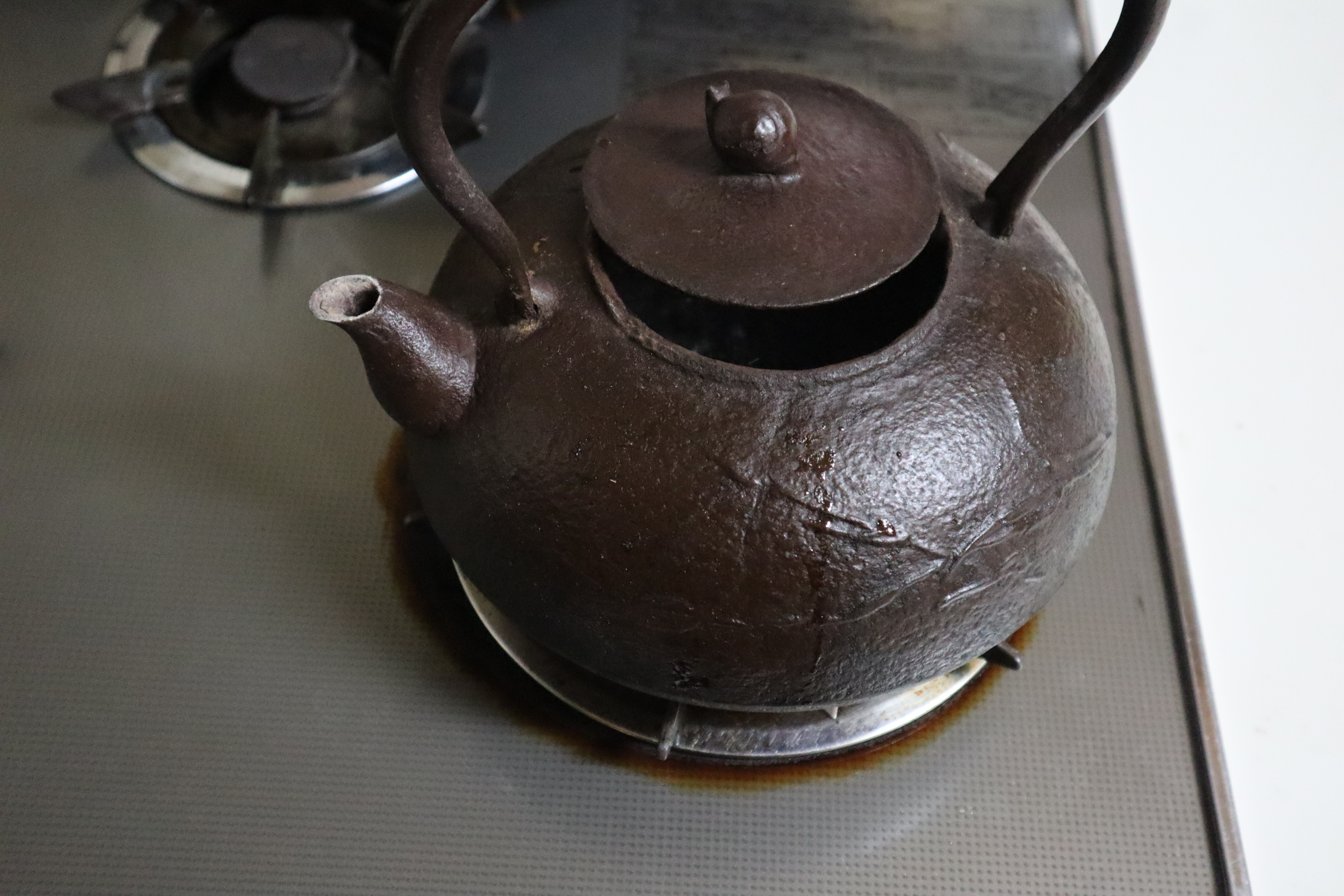 今日は食べ過ぎかなと思い、食後に鉄瓶で白湯を作り飲むと安心します。