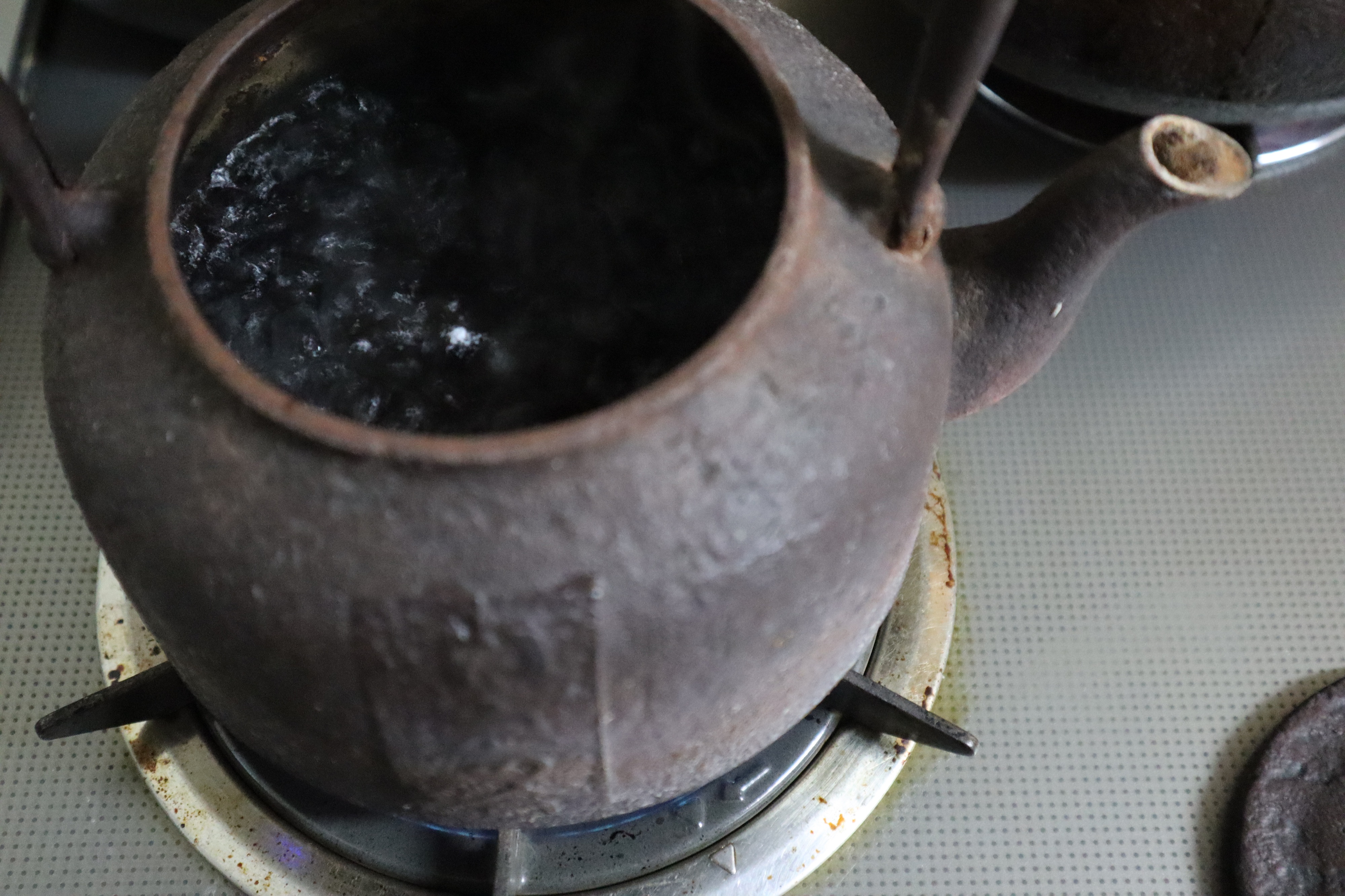鉄瓶の錆の取り方はお茶で煮出すと錆が取れます