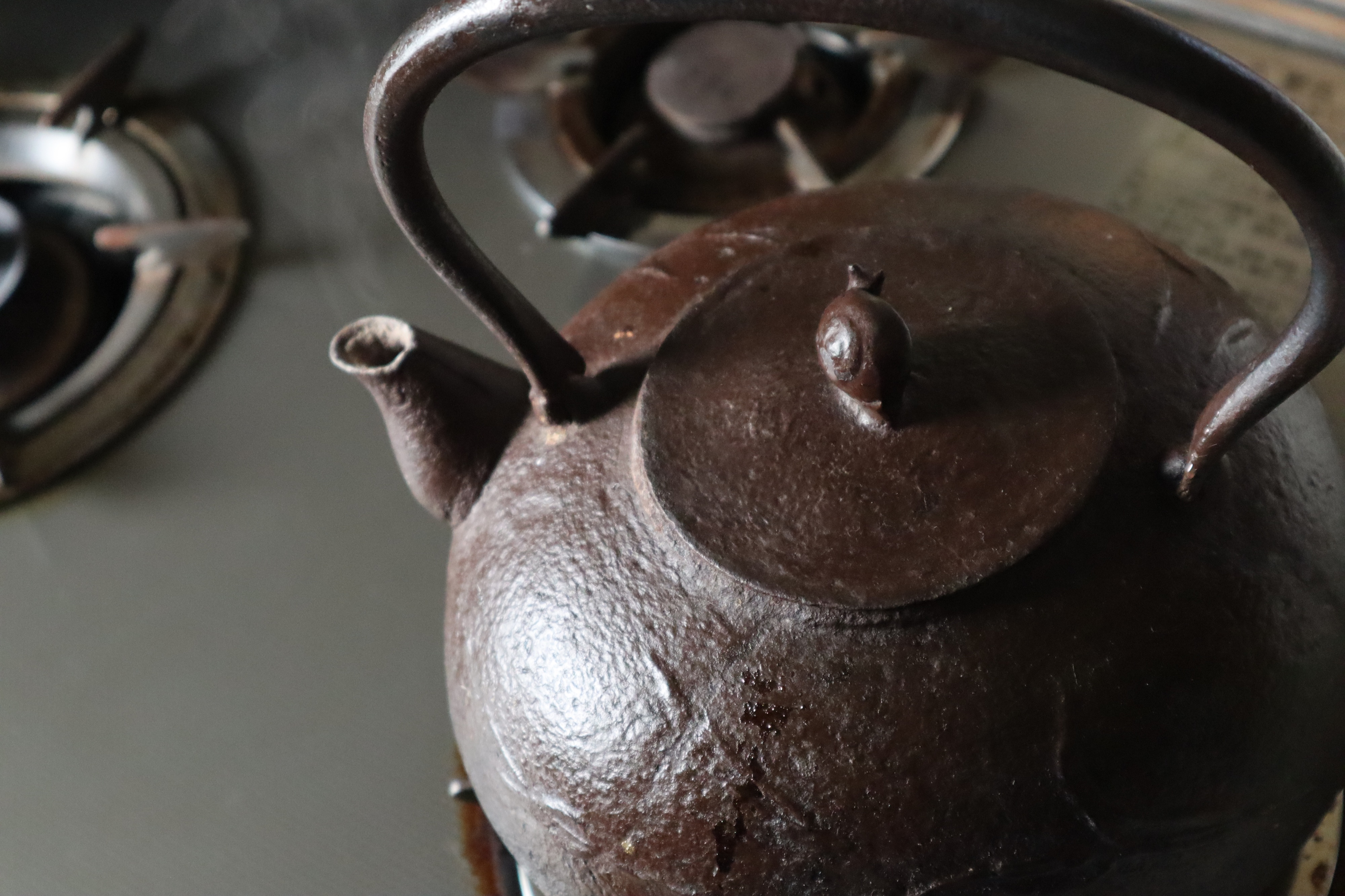 毎朝、鉄瓶で作った白湯を飲み、南部鉄器で料理して、免疫力アップ、鉄分補給で健康維持