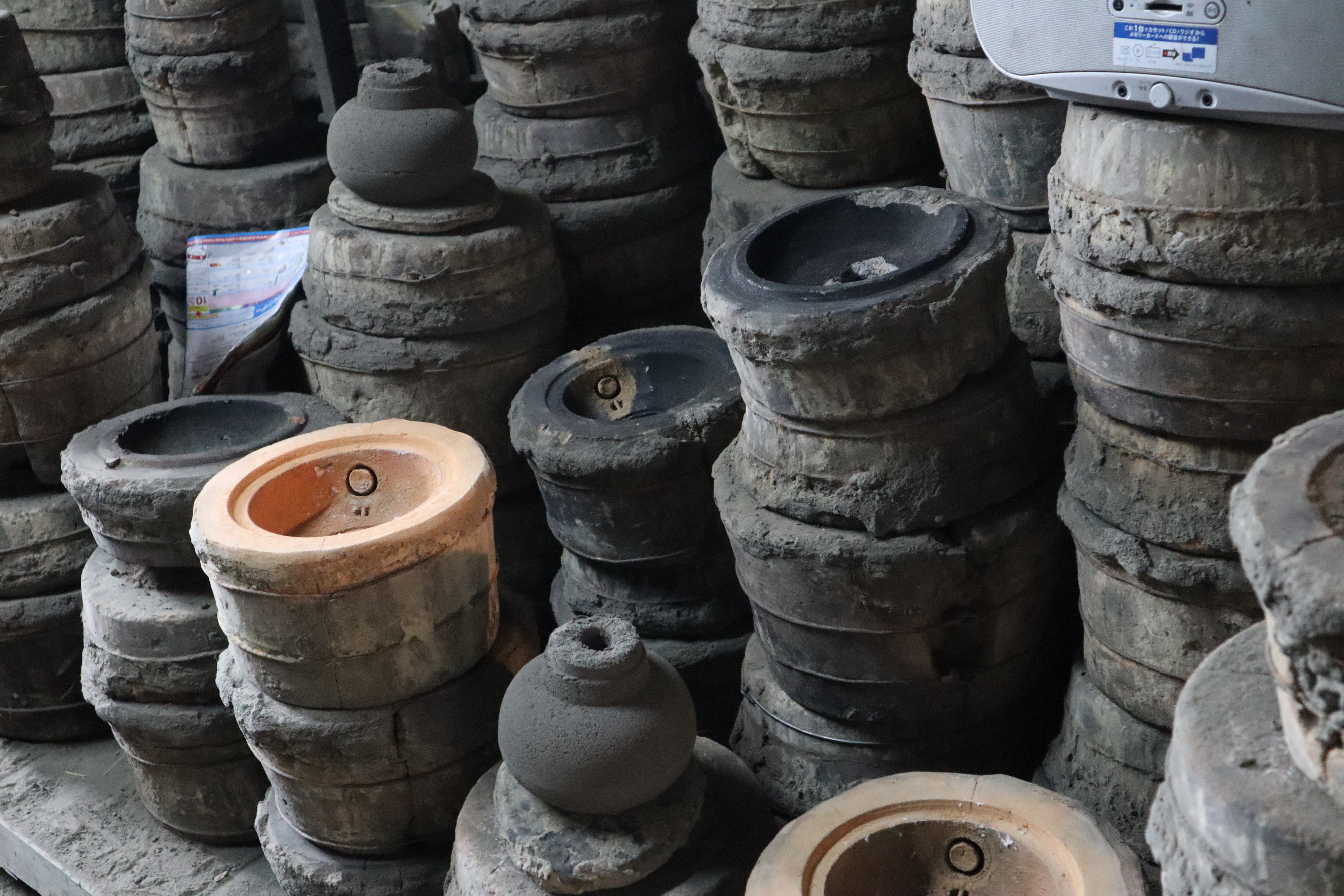 昔の雰囲気を残す質素な工房から作られる鉄瓶はぬくもりを感じます。