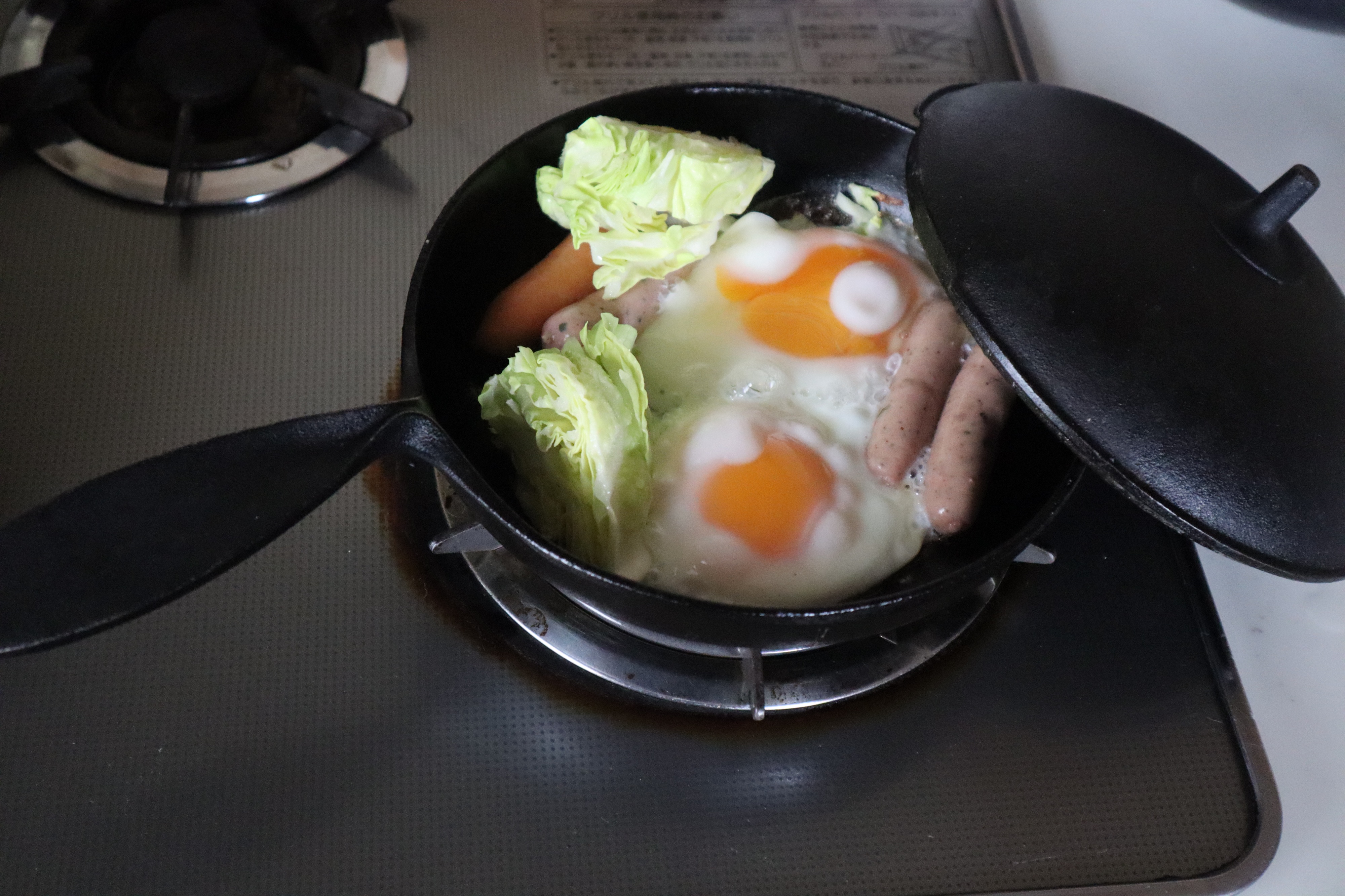 日曜日の朝はパンと鉄瓶でお湯を沸かし、南部鉄器のフライパンで、野菜と卵とウインナーソーセージを焼いて