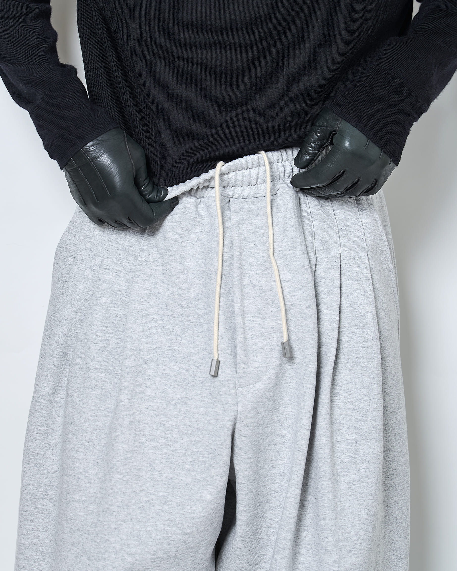 極太スウェットパンツをどうぞ。