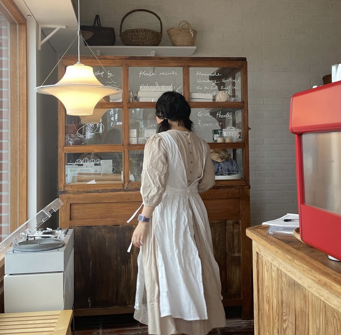 🌷【フェミニンな雰囲気を纏う、ドレス×エプロンの美しい調和】