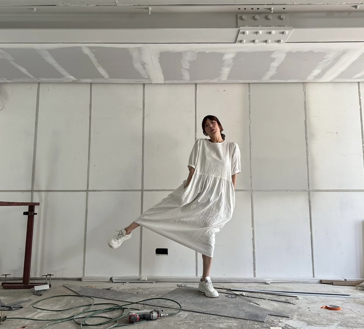 「Monica farmのワンピース × スニーカーでつくるナチュラルコーデ」