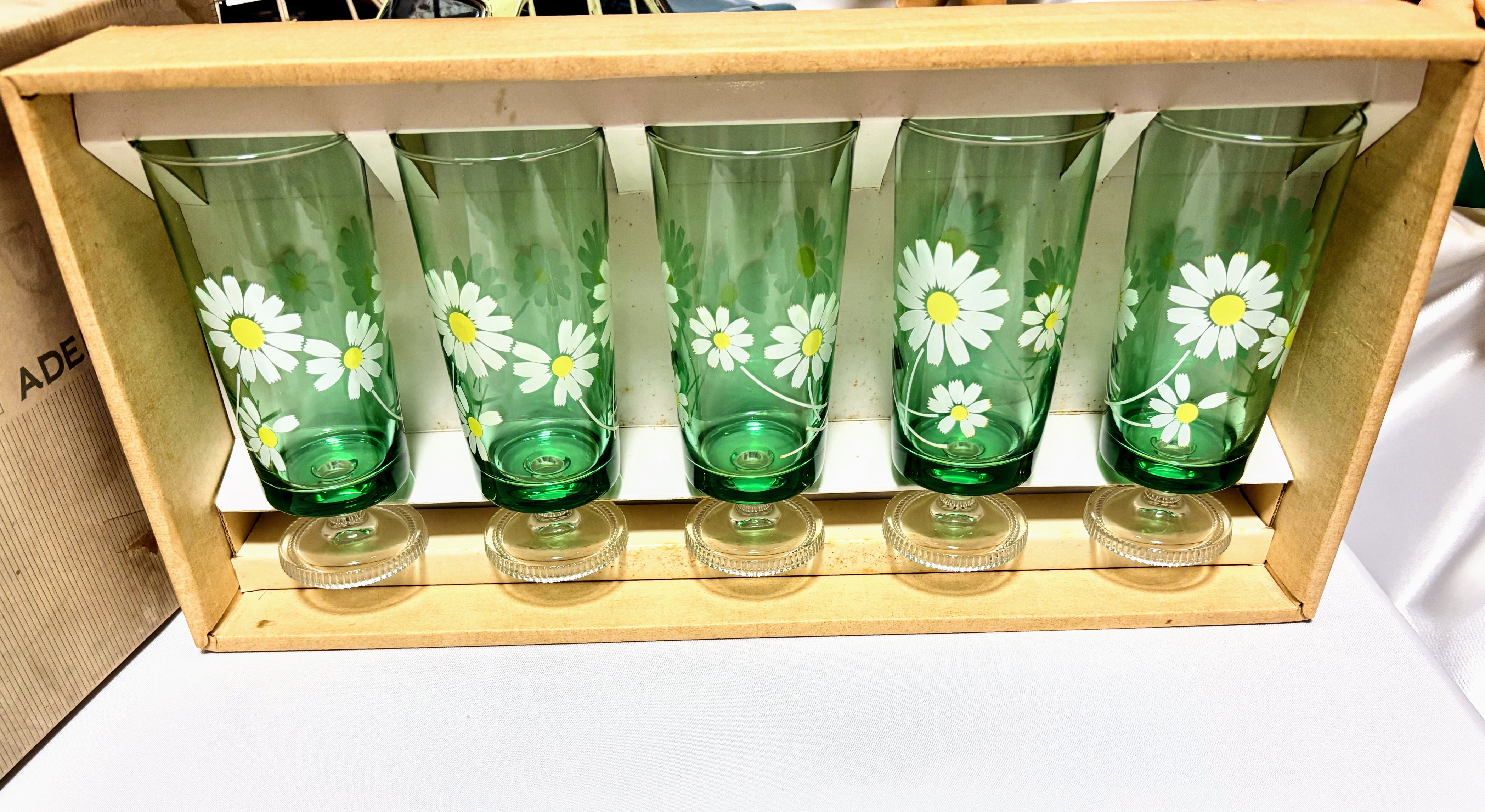 アデリア ナツメアンバー、脚付きグリーン野菊、猫の置物追加しました。