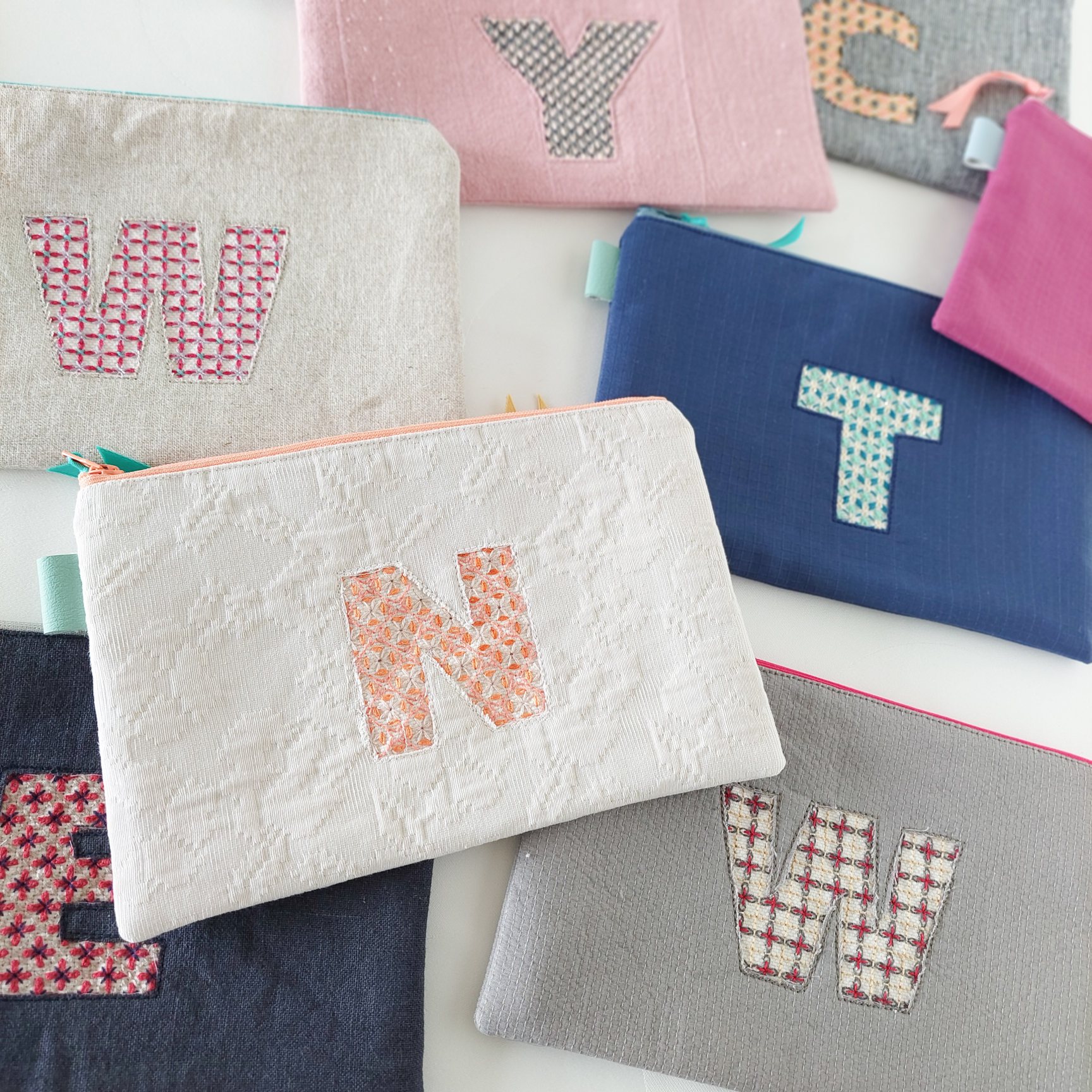 アルファベット刺繍ポーチ