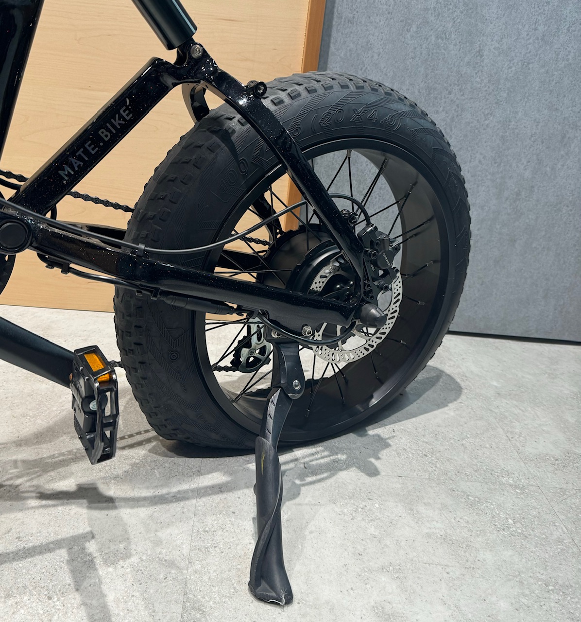 MATE BIKEのタイヤ交換を行いました。