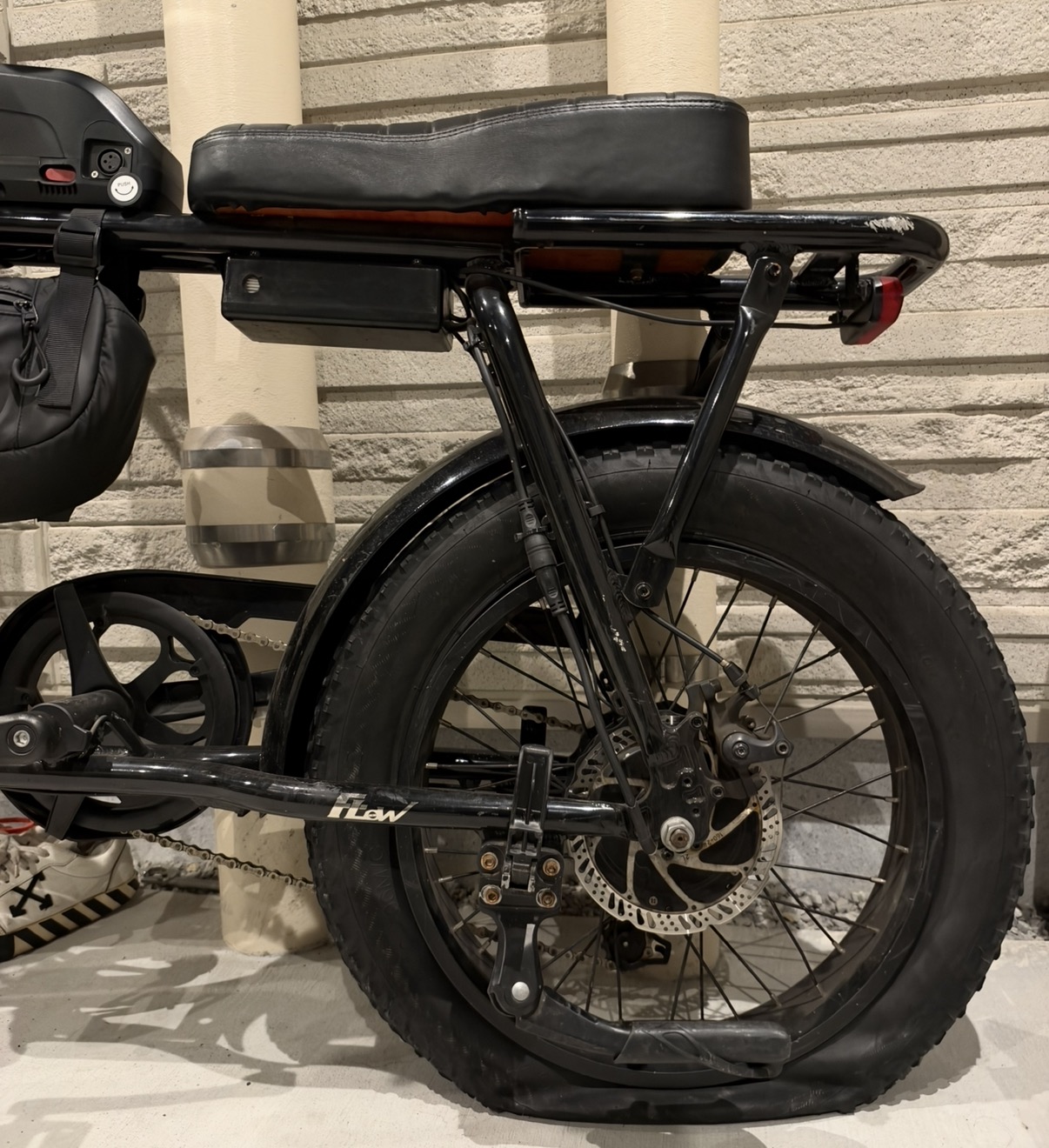 【出張修理事例】東京都新宿区　flow bikeのパンク修理、タイヤ交換