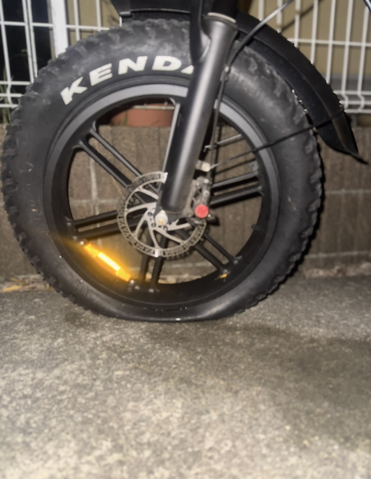 【出張修理事例】神奈川県横浜市　電動自転車　V8パンク修理を行いました。