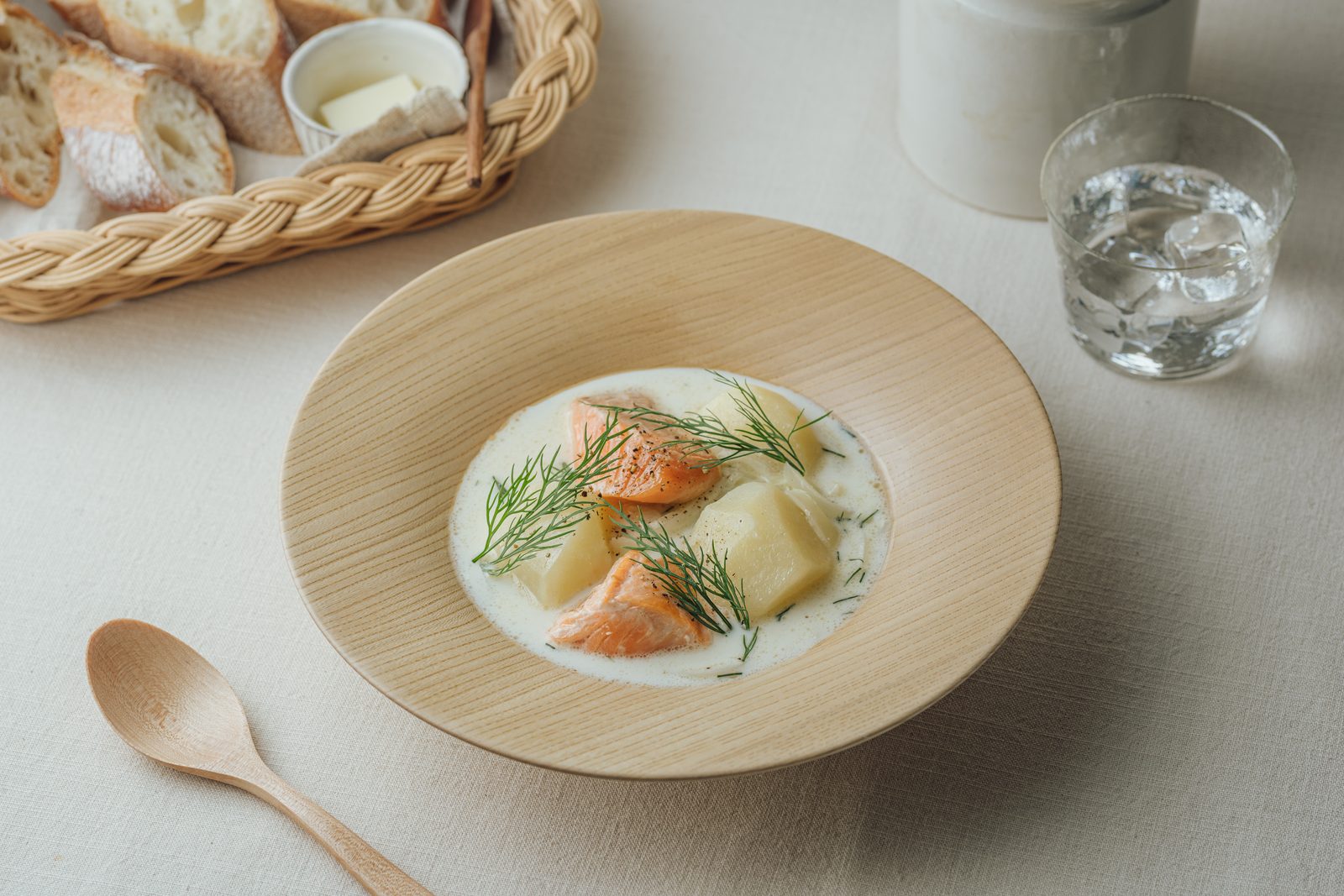 スープが恋しくなる休日のランチ | 広いリムに木目が映える「栓リム付プレート」