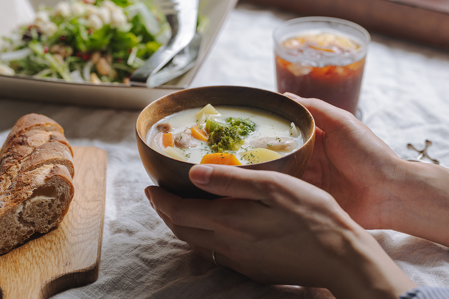 肌寒い季節の、温もり感じる食事と器 | 手元から優しさが伝わる「木製のラウンド椀」
