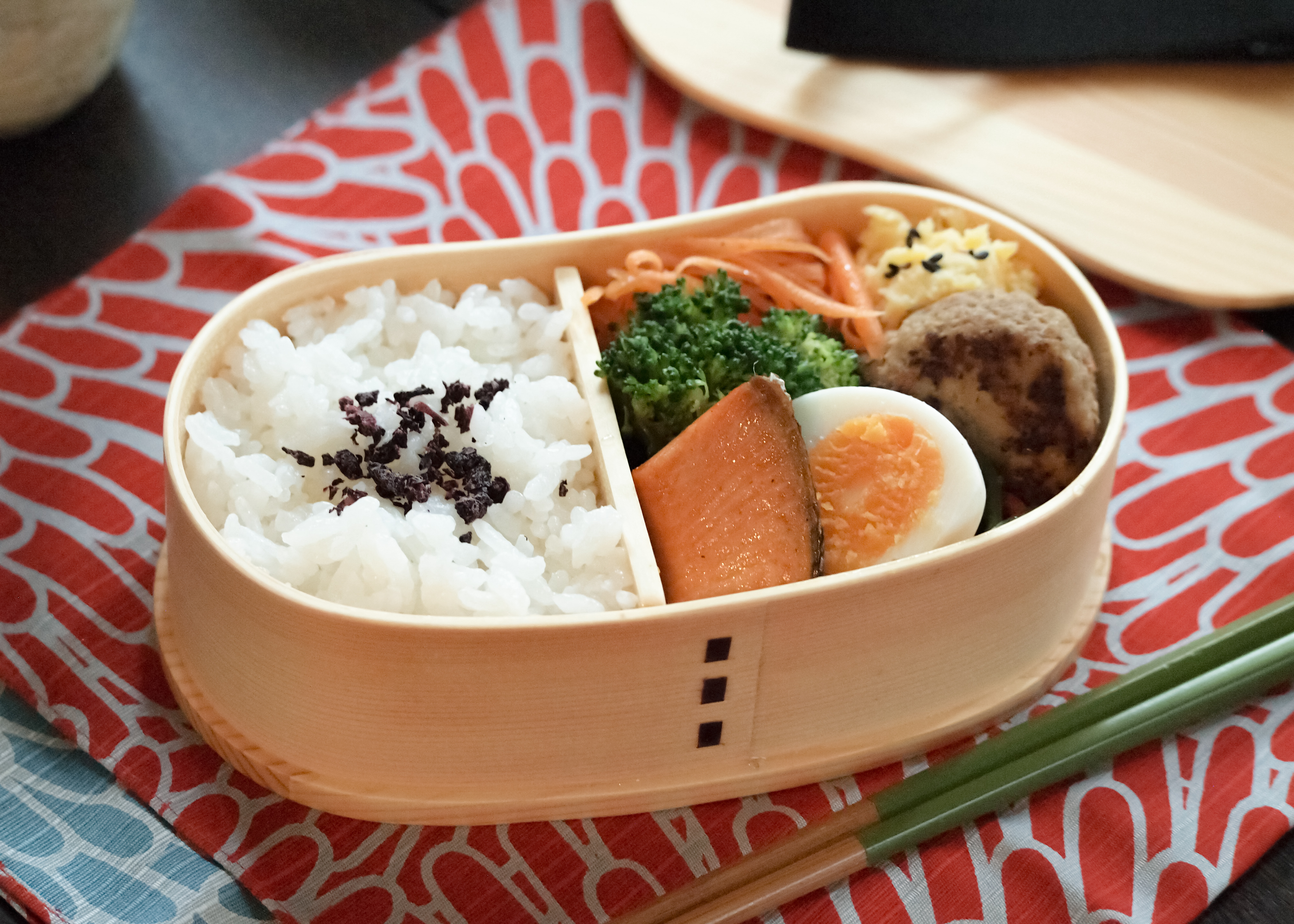 いつものランチタイムに寄り添う、小さな相棒 | 白松のわっぱ弁当箱