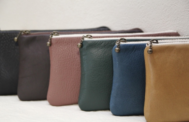 革のよこ長ポーチ