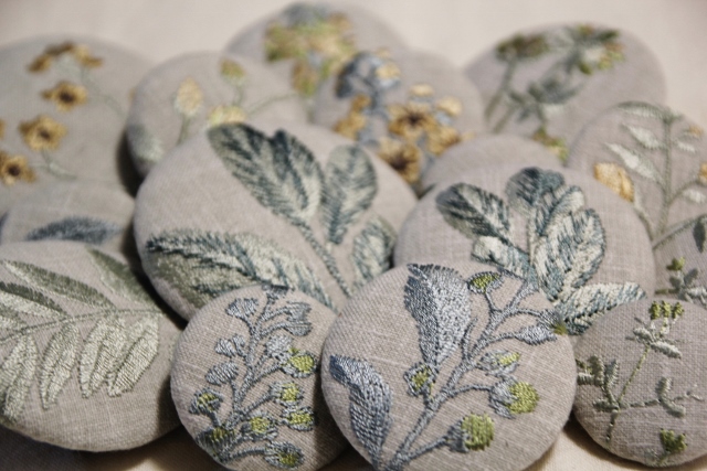 春を呼ぶブローチ