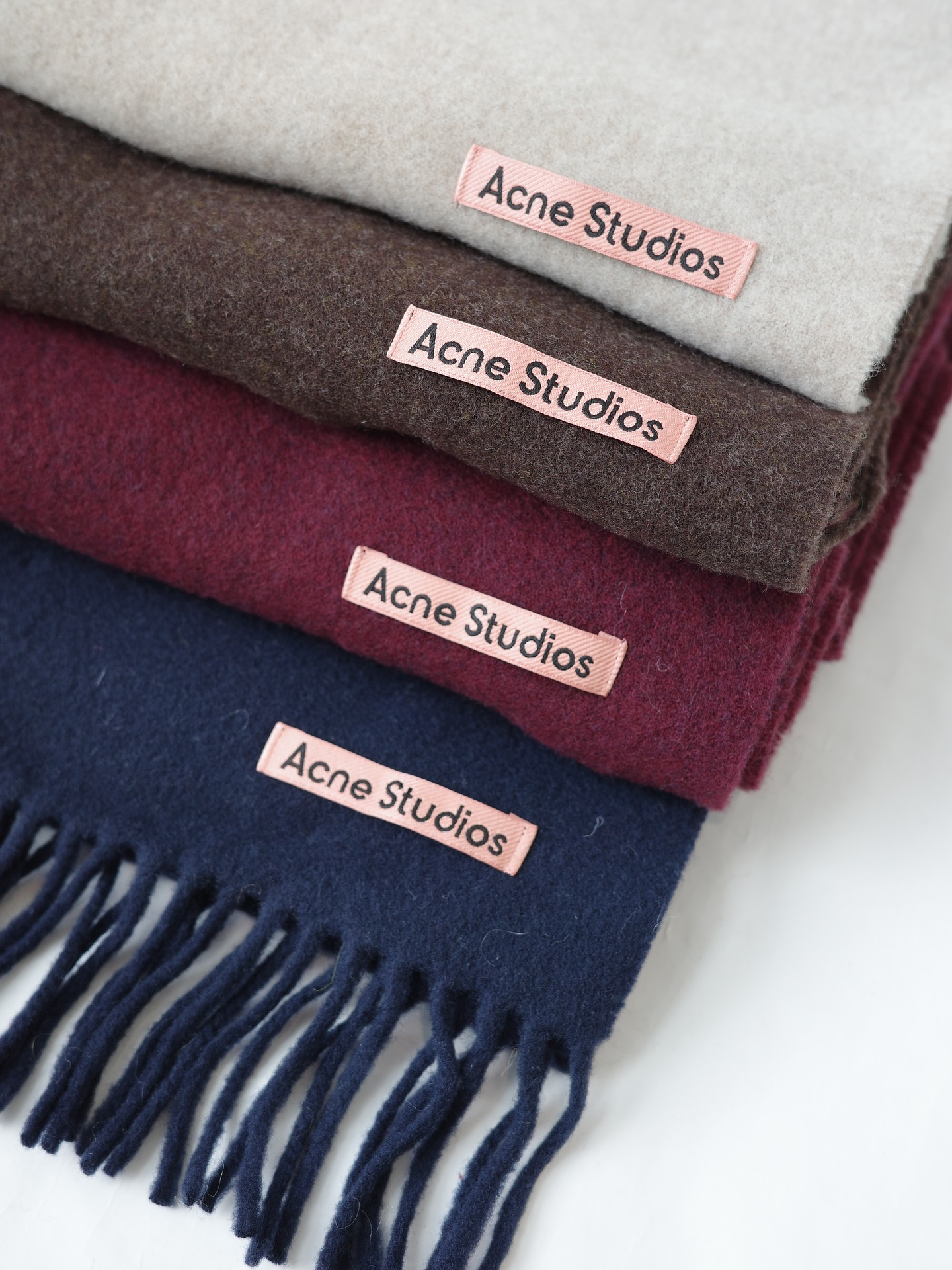 Acne Studiosよりストールのご紹介