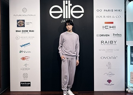 男性モデル（身長187cm）が着る計算されたシルエットが生む、大人のリラックス感