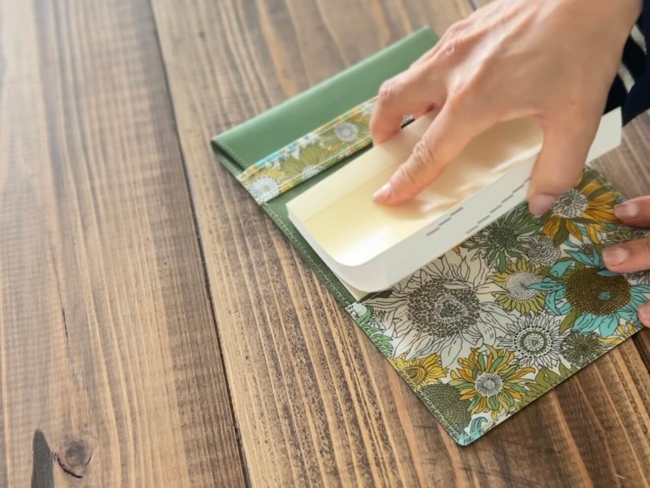 📘「サイズ、合うかな?」の不安に〜GIRASOLEの安心のブックカバー