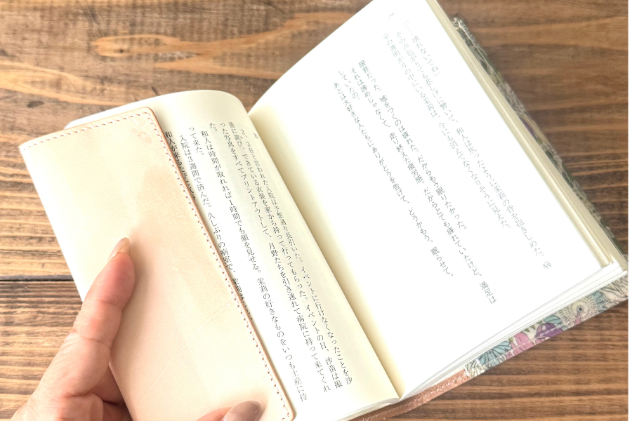 洋裁30年の目線で仕立てる、特別なブックカバーと、アトリエの歩み。
