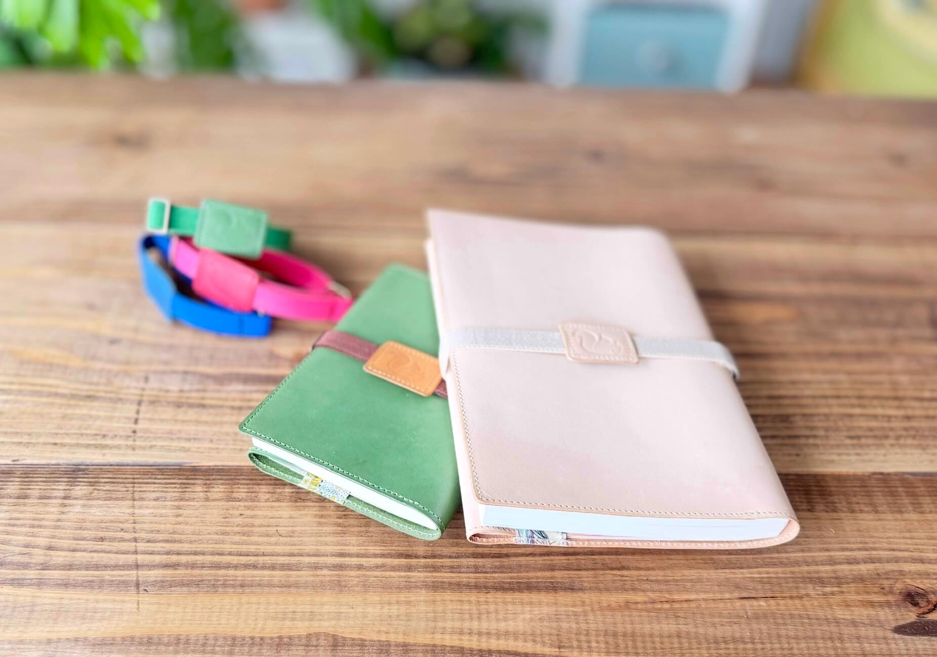 📖小さなリスが、そっと本を抱きしめる 〜GIRASOLEのレザーブックバンド、販売中です〜