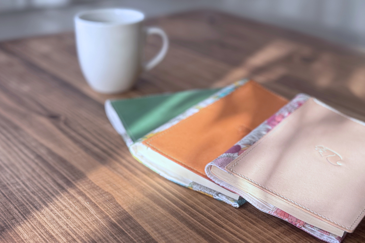 大人がブックカバーを選ぶ理由は、暮らしの“余白”にある