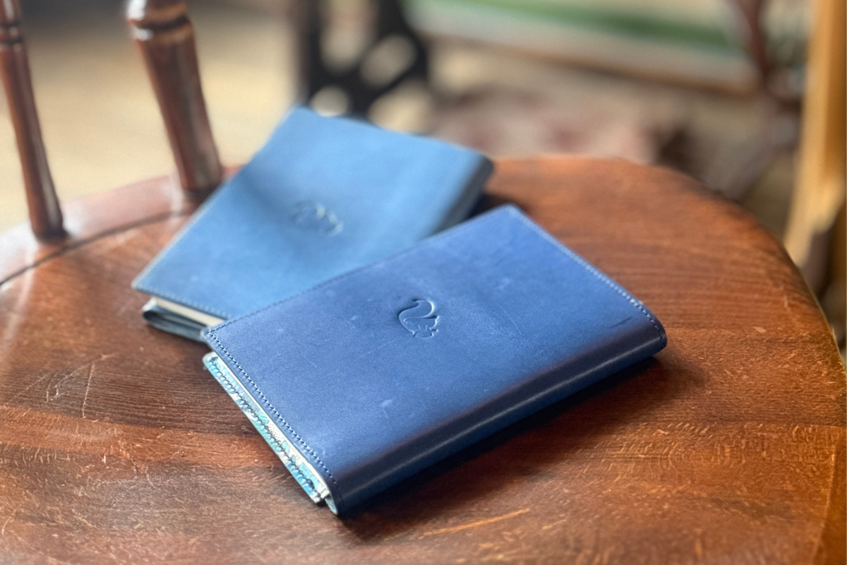 5年後、もっと好きになる。ブルーのヌメ革が「深海の色」に育つまで