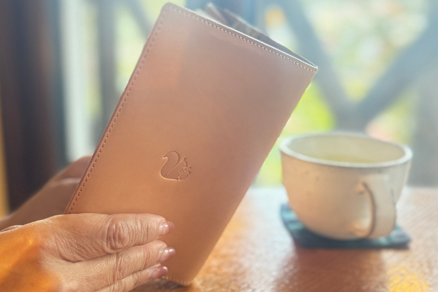 忙しい毎日に、10秒間の深呼吸を。──私がブックカバーを仕立てる理由