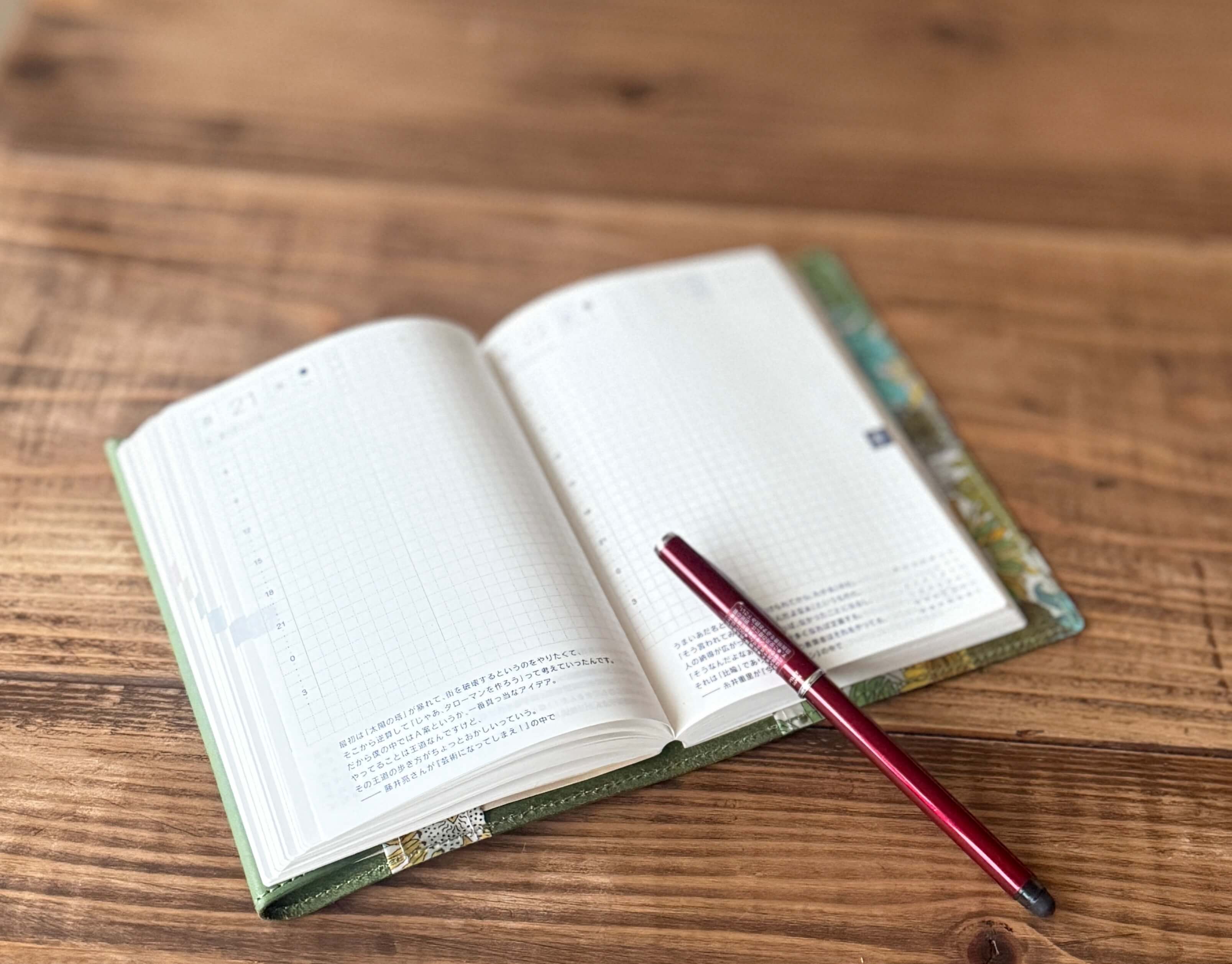 「読まない日」も、ちゃんと豊か──GIRASOLEのブックカバーが寄り添う時間。