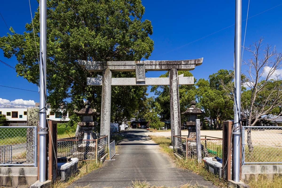 鳥居は神様との結界？通るときのNG行動や正しい礼儀を解説します