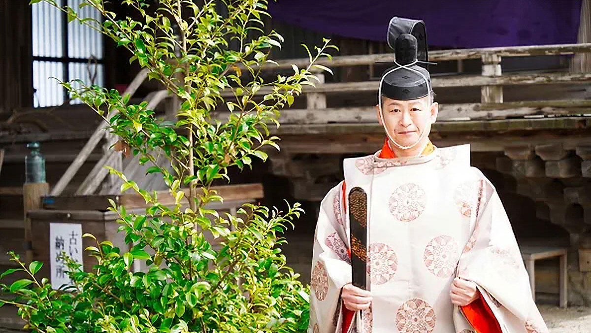 神社の役職の違いを解説｜宮司・権宮司・禰宜・権禰宜の役割と関係性