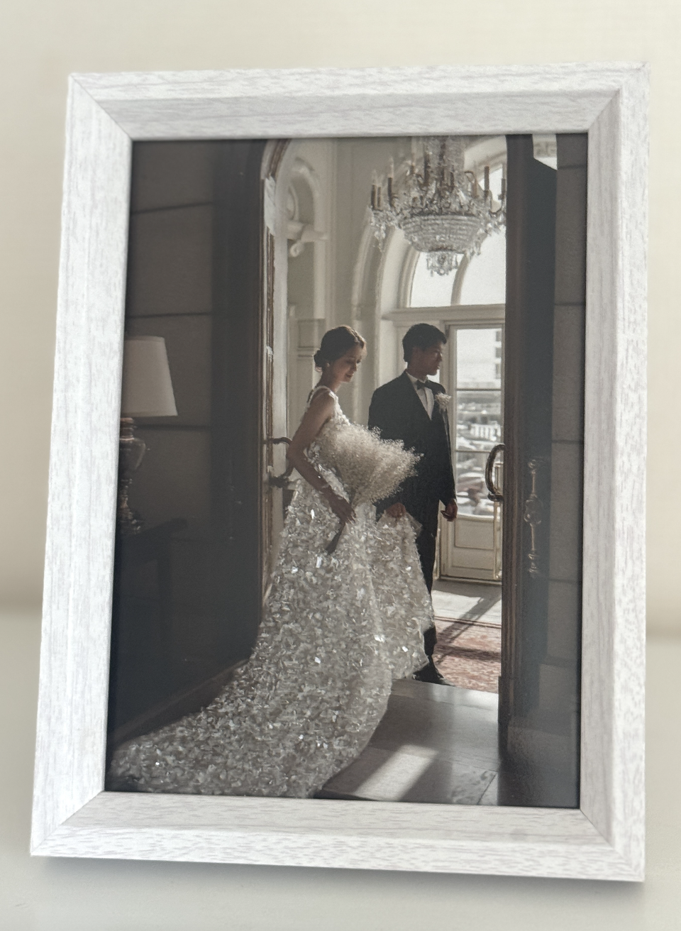 【日本初】最高級クリスタルの輝きを纏う。一生に一度の思い出をアートに変える「クリスタルポートレート」