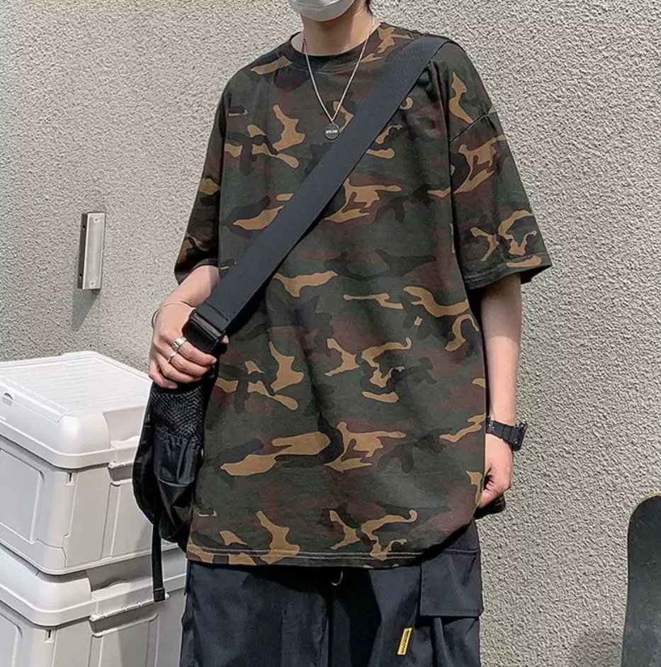 ゆったりシルエットの迷彩Tシャツ