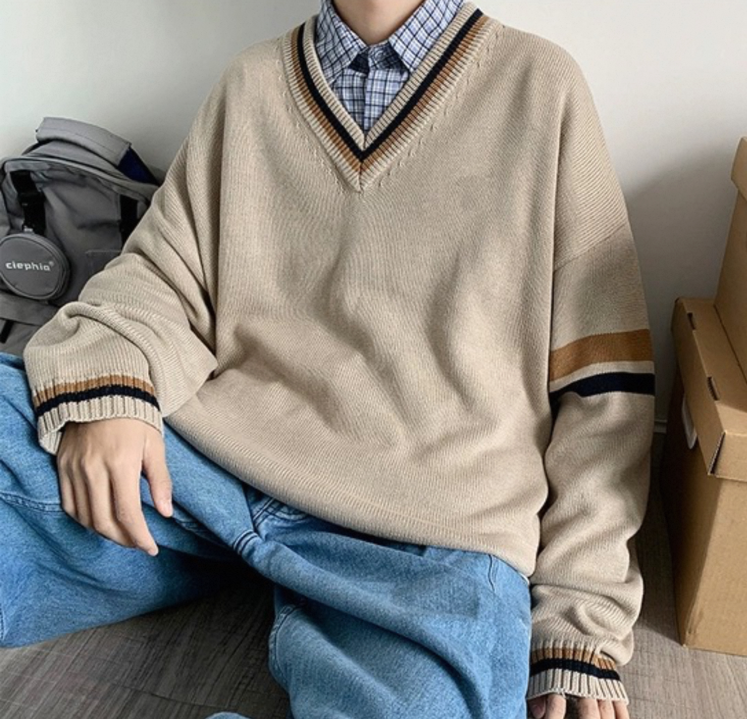 シルエットのVネックニット