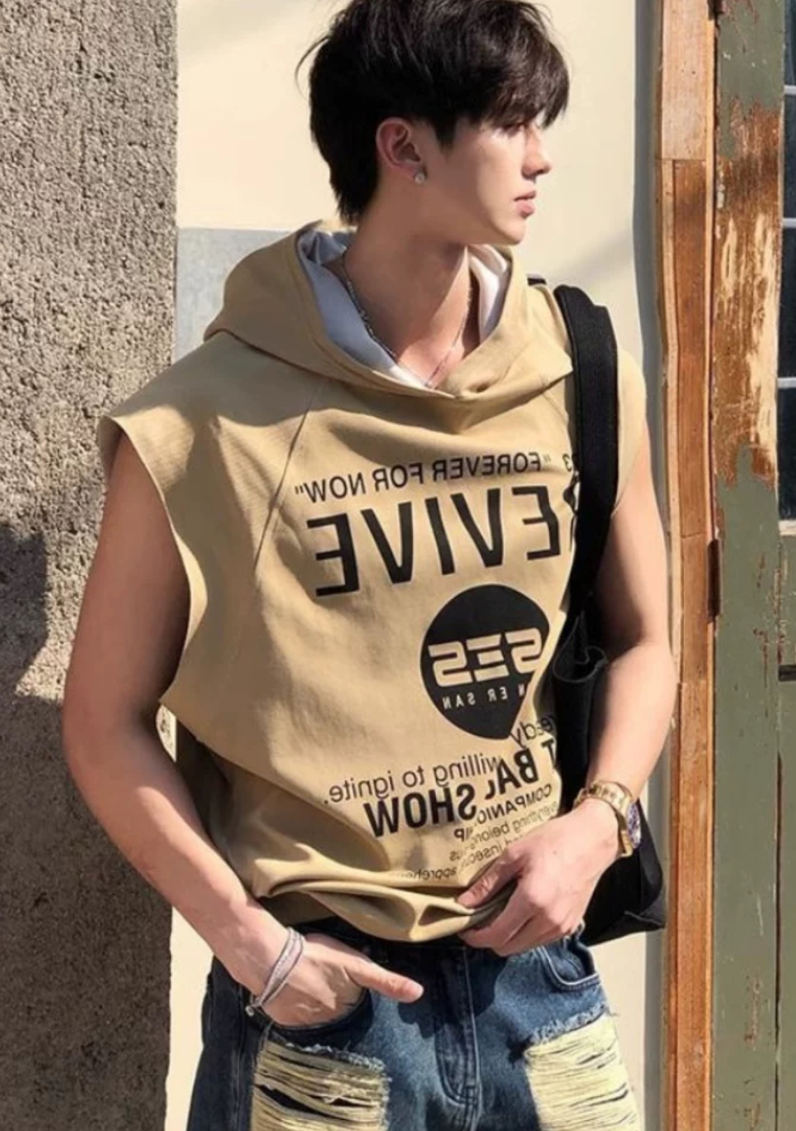 ベージュのノースリーブフーディ