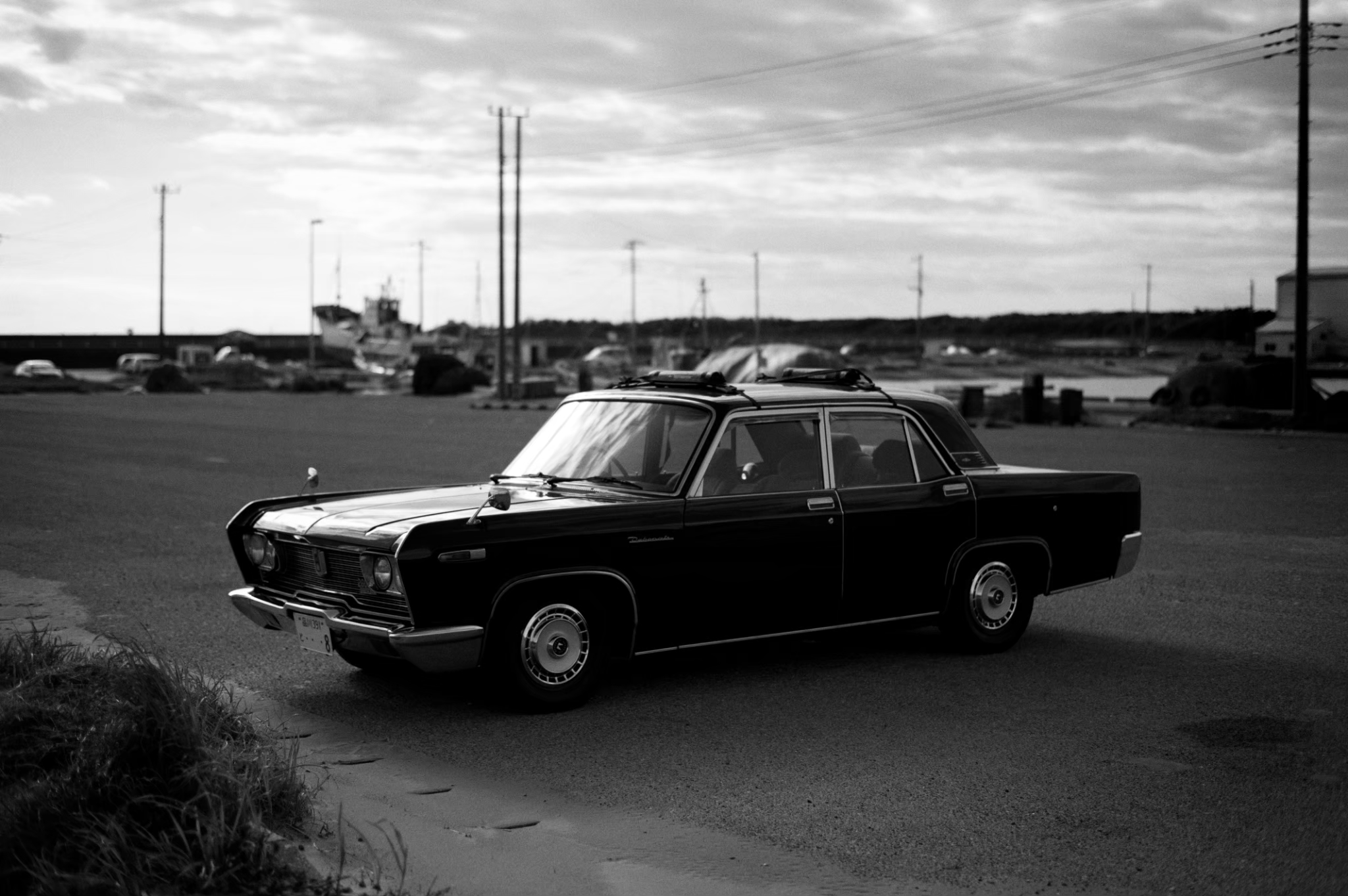 『漁港の端っこに、かっこいい車が止まっていた。』