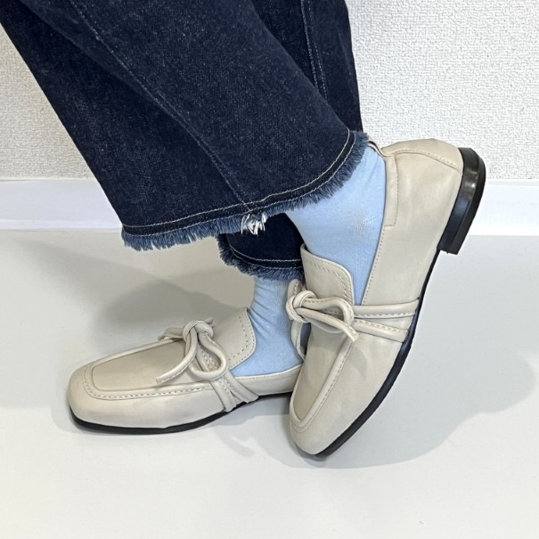 リボンのアクセントが女性らしいスリッポン