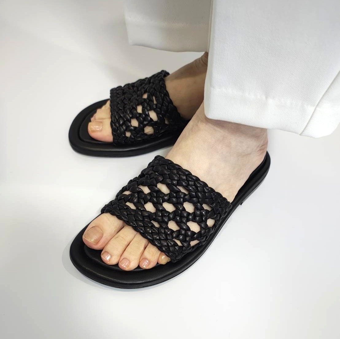 手編みメッシュが涼し気なフラットサンダル